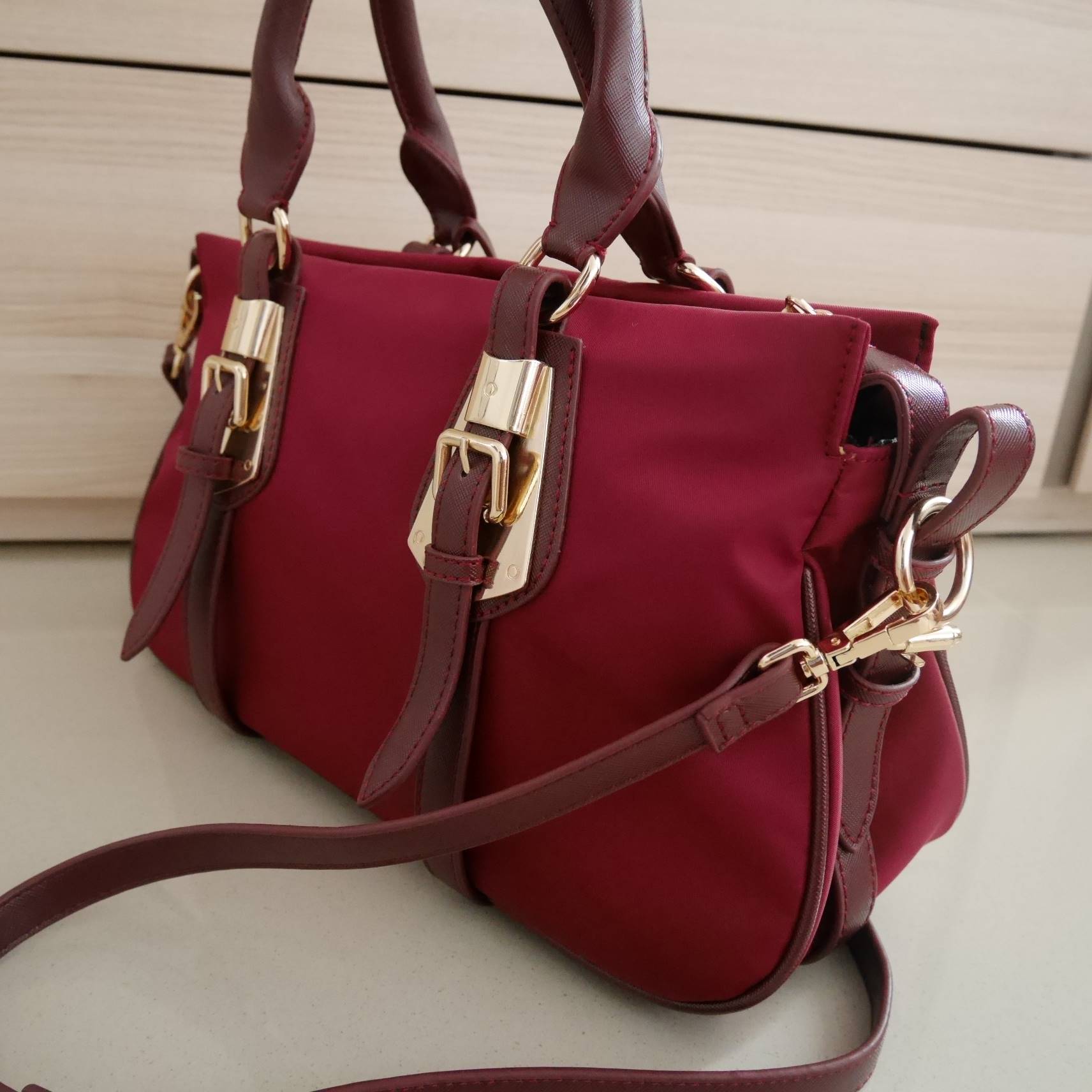 Restock!! รุ่นขายดีเว่อวัง **ถือแล้วหรูมาก กระเป๋าสะพายทรง Handbag จากงานพรีเมี่ยมกิ้ฟ แบรนด์ PRADA ของแท้100% เป็นกระเป๋าผ้า Nylon สลับหนัง PU จุของได้เยอะ สะพายไหล่ได้ เปิดปิดด้วยซิป ถือก็สวยๆ มีสายยาวค่ะ ใช้แล้วสวยมากๆคุ้มเกินราคารับประกัน รีบช้อปก่อนห