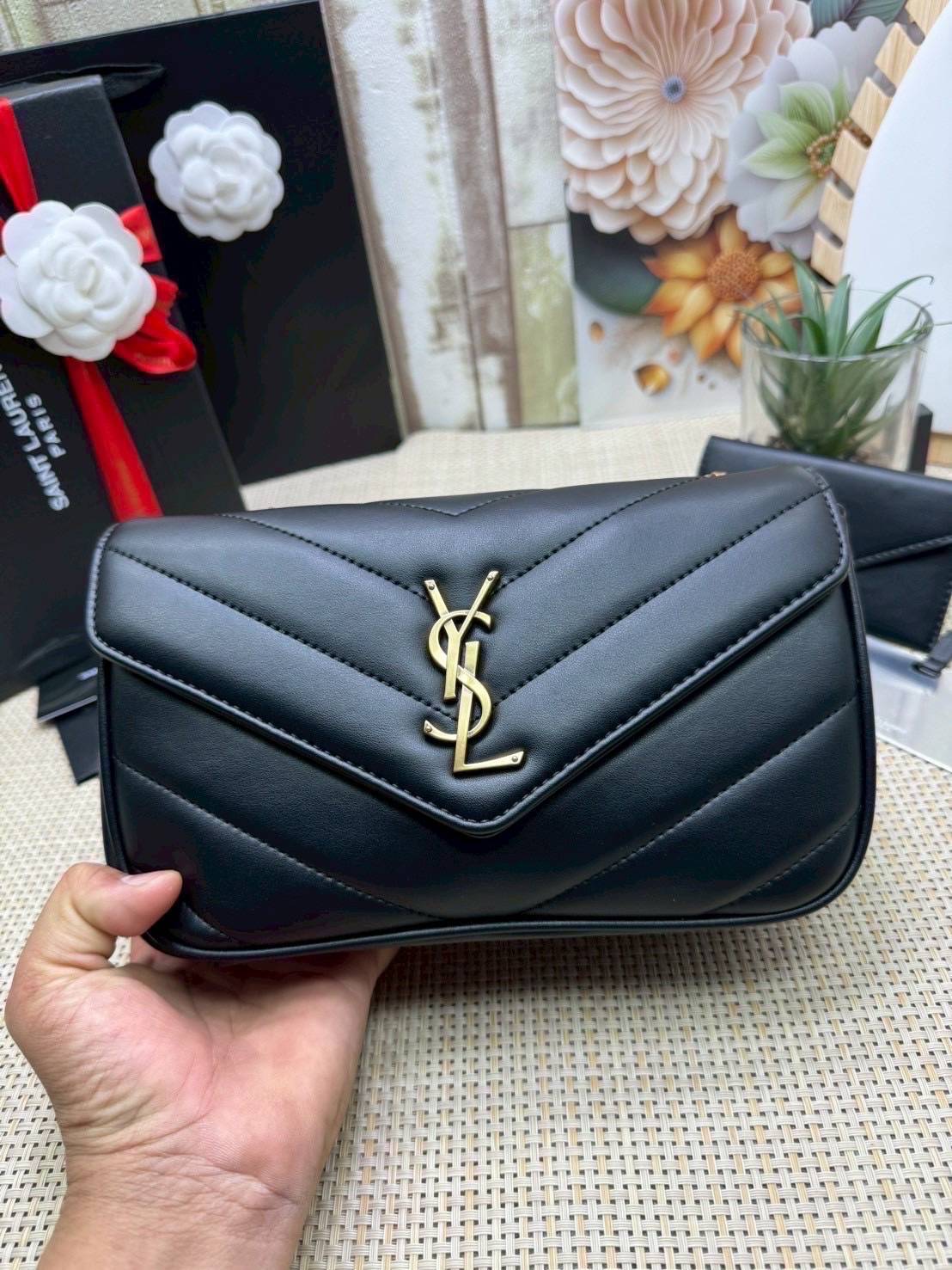 ORI หนังแท้ | YSL LOULOU small in MATELASSÉ กระเป๋าสะพายสายโซ่าีทองหรูหรา งานหนังแท้เนื้อนุ่มตะเข็บเย็บลายเชฟรอนสวยหรูโดดเด่นเป็นเอกลักษณ์ 🤍 เกรดออริจินอล หนังแท้