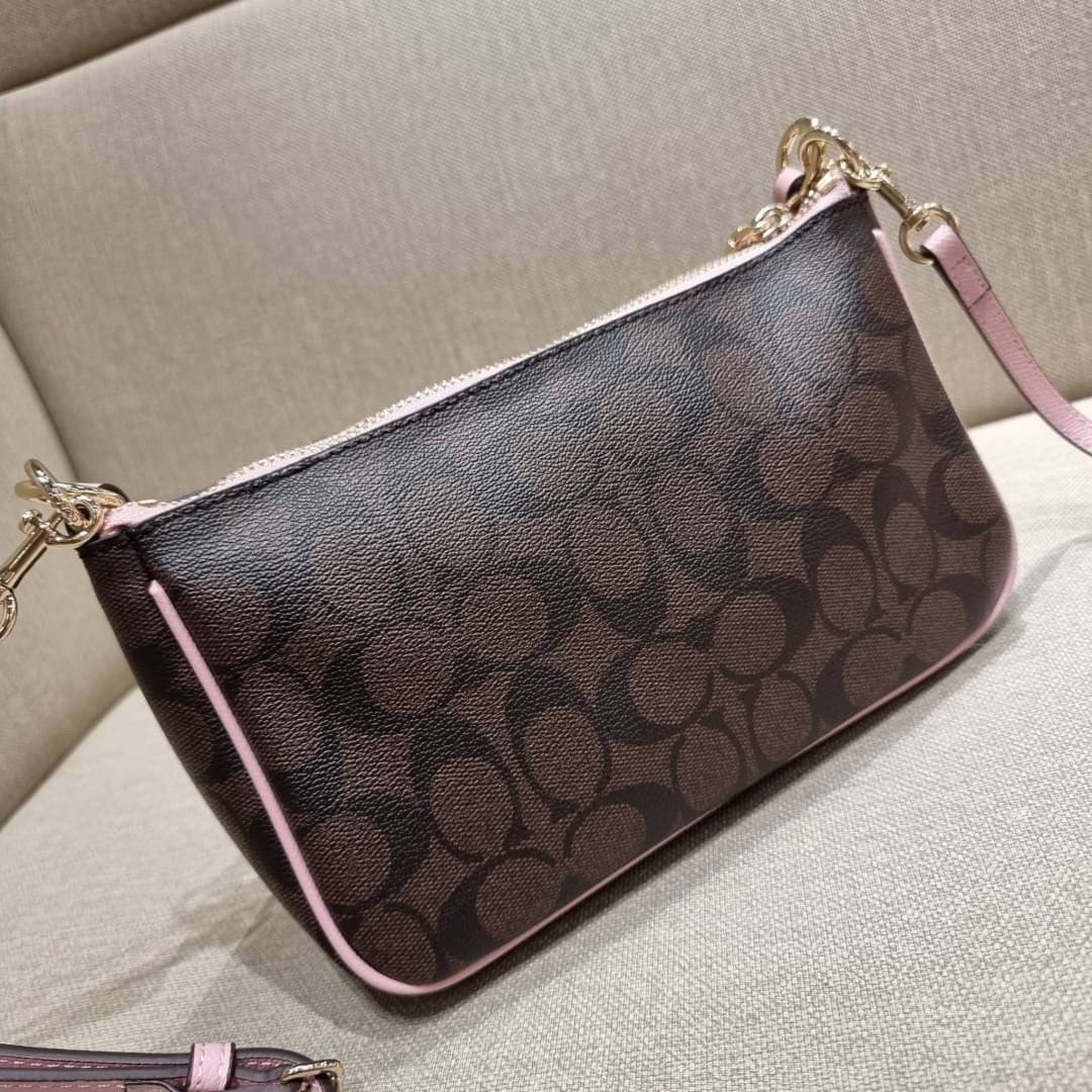 COACH 36674 TOP HANDLE POUCH IN SIGNATURE JACQUARD กระเป๋าทรงพอช ยอดฮิต ยกขึ้นแท่น ด้วยดีไซน์ที่ออกมาให้ใช้งานได้ง่าย ขนาดกำลังเหมาะ วัสดุหนังแคนวาสทนทาน ดีไปหมดขนาดนี้!! คุณลูกค้าถึงสั่งกันรัวๆจริงๆ ภายในโล่งกว้าง ใส่โทรศัพท์ได้ทุกรุ่น มาพร้อมสายคล้องแขน