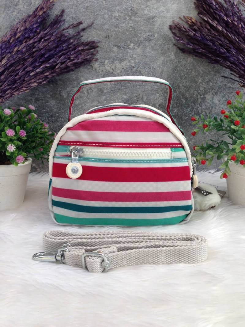Kipling Mini Shoulder Bag K13869 Outlet Hongkong กระเป๋าสะพายไหล่ใบเล็กน่ารัก วัสดุผ้าไนล่อนกันน้ำอย่างดีตามแบบฉบับแบรนด์ แบ่งเป็นช่องซิป 3 ช่อง มีหูจับ ด้านในบุผ้าแบรนด์ มาพร้อมพวงกุญแจน้องลิง ใบนี้จุของได้เยอะน้ำหนักเบาค่ะ เหมาะมากกับการสะพายไปเที่ยวชิว