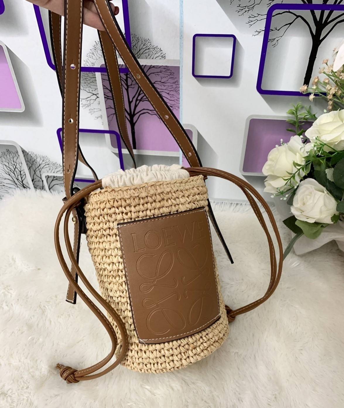 Loewe Bucket Bag / Loewe raffia and hemp bucket bag วัสดุ Textile Canvas & CalfSkin เป็นการนำวัสดุธรรมชาติมาสังเคราะห์หรือทอจนเป็นเนื้อเดียวกันคล้ายงานสาน มีความวินเทจในตัว น้ำหนักเบา ดูแลรักษาง่าย เหมาะกับยุคสมัยที่เข้ากับธรรมชาติและต้องการความคล่องตัว เ