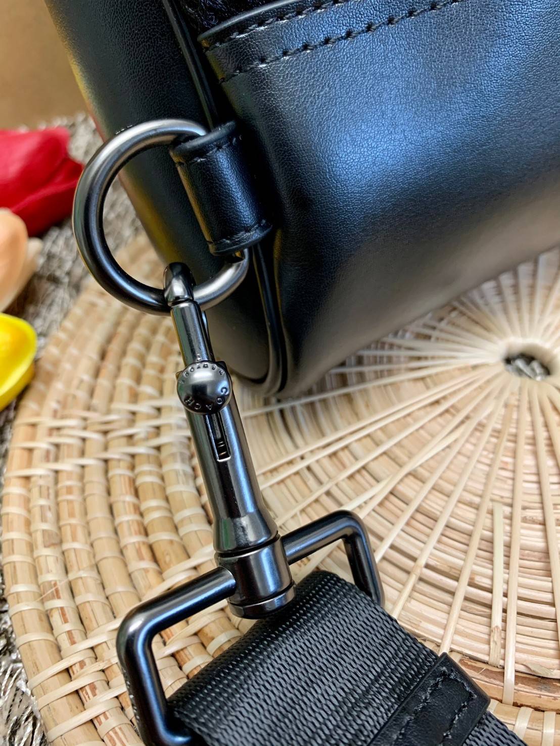 ใหม่ล่าสุด คุณผู้ชายห้ามพลาดเลยค่าา COACH GRAHAM PACK IN SIGNATURE ((89937)) พร้อมส่งที่ไทยค่ะ! กระเป๋าคาดอก สามารถคาดด้านหน้าหรือด้านหลังได้ตามแต่สะดวกค่ะ หนังแท้นิ่ม ทรงสวยมากๆค่ะสำหรับรุ่นนี้! มีช่องซิปตอนหน้าหนึ่งช่อง;ช่องหลักเปิดปิดแบบซิปคู่ ภายในโล่