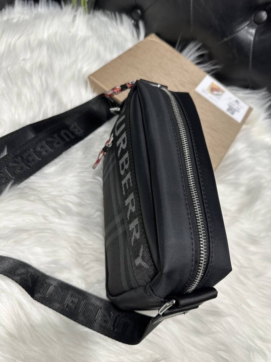 Burberry Positively Conscious logo crossbody bag / BURBERRY FRAGRANCES CROSSBODY BAG 9" วัสดุ Nylon Canvas ทรงเหลี่ยมน้ำหนักเบามีโลโก้แบรนด์คาดด้านหน้า