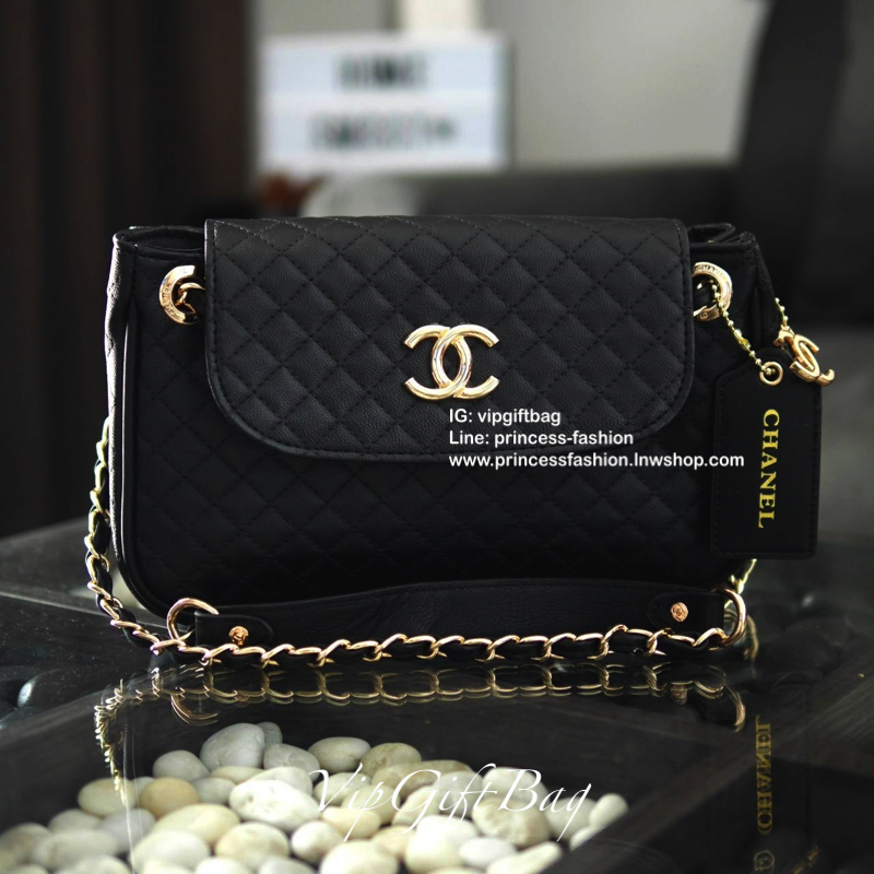 มาตามคำเรียกร้อง กับ CHANEL CROSSBODY BAGงานสวยหรูจาก CHANEL VIP GIFT (NOT FOR SALE) ตังกระเป๋าลายคาเวียร์เต็มใบสุดหรู เปิดปิดด้วยกระดุมแม่เหล็ก ด้านในมีช่องใส่ของช่องใหญ่ ช่องซิปและช่องเล็กใส่บัตร มาพร้อมสายสะพายแบบโซ่ทองสลับหนัง ตัวสะพายไหล่เป็นที่รองแบ