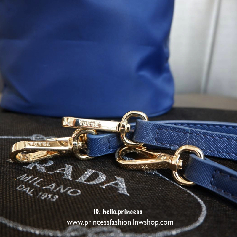 Prada bucket bag S Best seller! กระเป๋าทรงขนมจีบสุดฮิต ขนาดกำลังน่ารัก วัสดุ nylon silk คุณภาพดี สินค้า premium gift จากแบรนด์ Prada อะไหล่ทองทั้งใบ ด้านหน้าประดับ logo brand เปิดปิดแบบเชือกรูด drawstring ภายในกว้าง ใส่กระเป๋าสตางค์ยาวได้ มีช่องเล็ก และช่