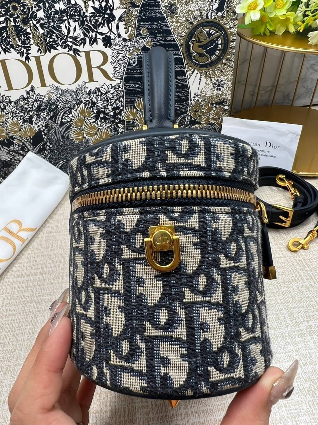 Small Dior Travel Vanity Case / Dior vanity 16cm กระเป๋าทรงกล่องใบเล็กกะทัดรัด ดีไซน์สวยโดดเด่น มีหูจับในตัว ภายในเป็นช่องโล่งสำหรับจัดเก็บสิ่งของเล็กน้อย เป็นอีกหนึ่งไอเท็มที่ไม่อยากให้พลาดเลยน้า