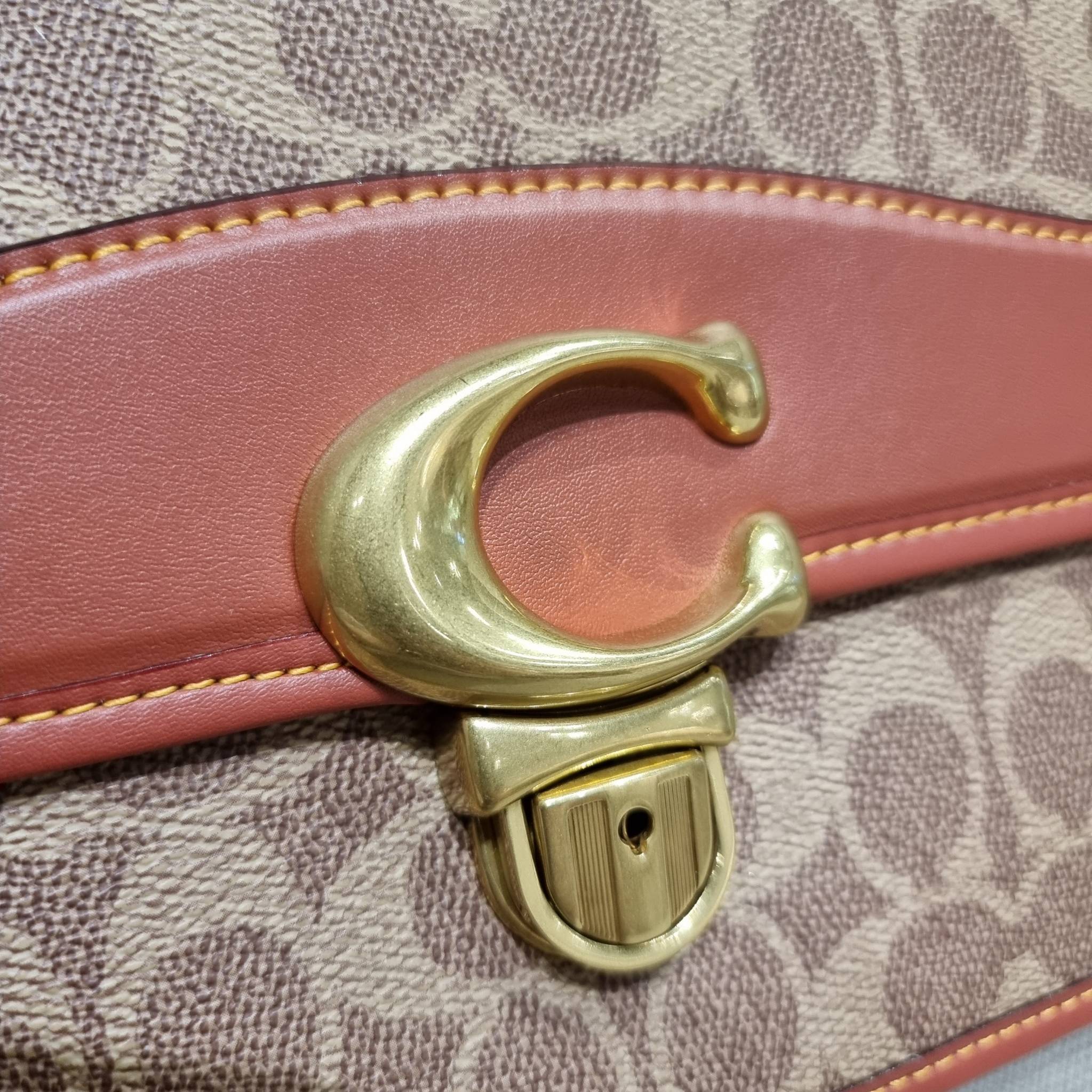 OUTLET 】COACH STUDIO SHOULDER BAG IN SIGNATURE CANVAS (C6639 C6640) สีใหม่รับความเฮง กับคอลเลคชั่นใหม่สุดอีกหนึ่ง!! มาแบบเลิศๆหรูๆมากแม่ กระเป๋าสะพายข้างลุคไฮน์ ที่ดีไซน์ออกมาได้ปัง และดูแพงมากๆ ด้วยดีเทลคลาสสิคผสานความเป็นเอกลักษณ์ เรียบง่ายแต่แฝงความมีด