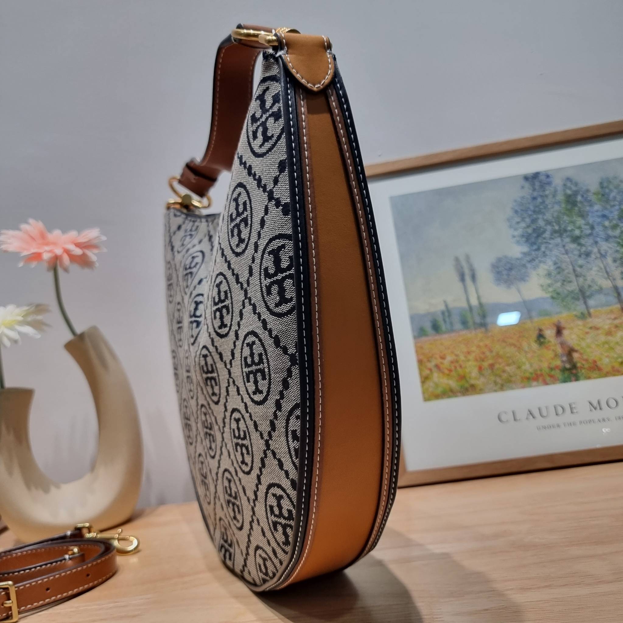 ใบใหญ่ 35cm Tory Burch T Monogram Medium Crescent Bag / TORY BURCH T MONOGRAM JACQUARD CRESCENT BAG ไซส์ใหญ่กับไอเท็มสุดร้อนแรง เซเลปรีวิวเยอะมาก!! สาวๆตามหากันไปอีก กระเป๋าทรง half moon ที่ดีไซน์บนผ้า jacquard ลวดลายซิกเนเจอร์ เรียบหรู ผู้ดีมากแม่!