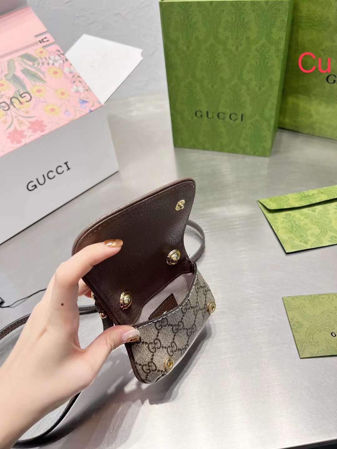 Gucci Blondie card case wallet / Gucci Beige Blondie Wallet Bag พร้อมส่ง กระเป๋าสะพายใบเล็กจิ๋ว มินิน่ารักน่าใช้ สะพายเป็นพร๊อพแบบชิคๆ ในวันสบายๆ ก็เลิศก็ปังแน่นอน!!
