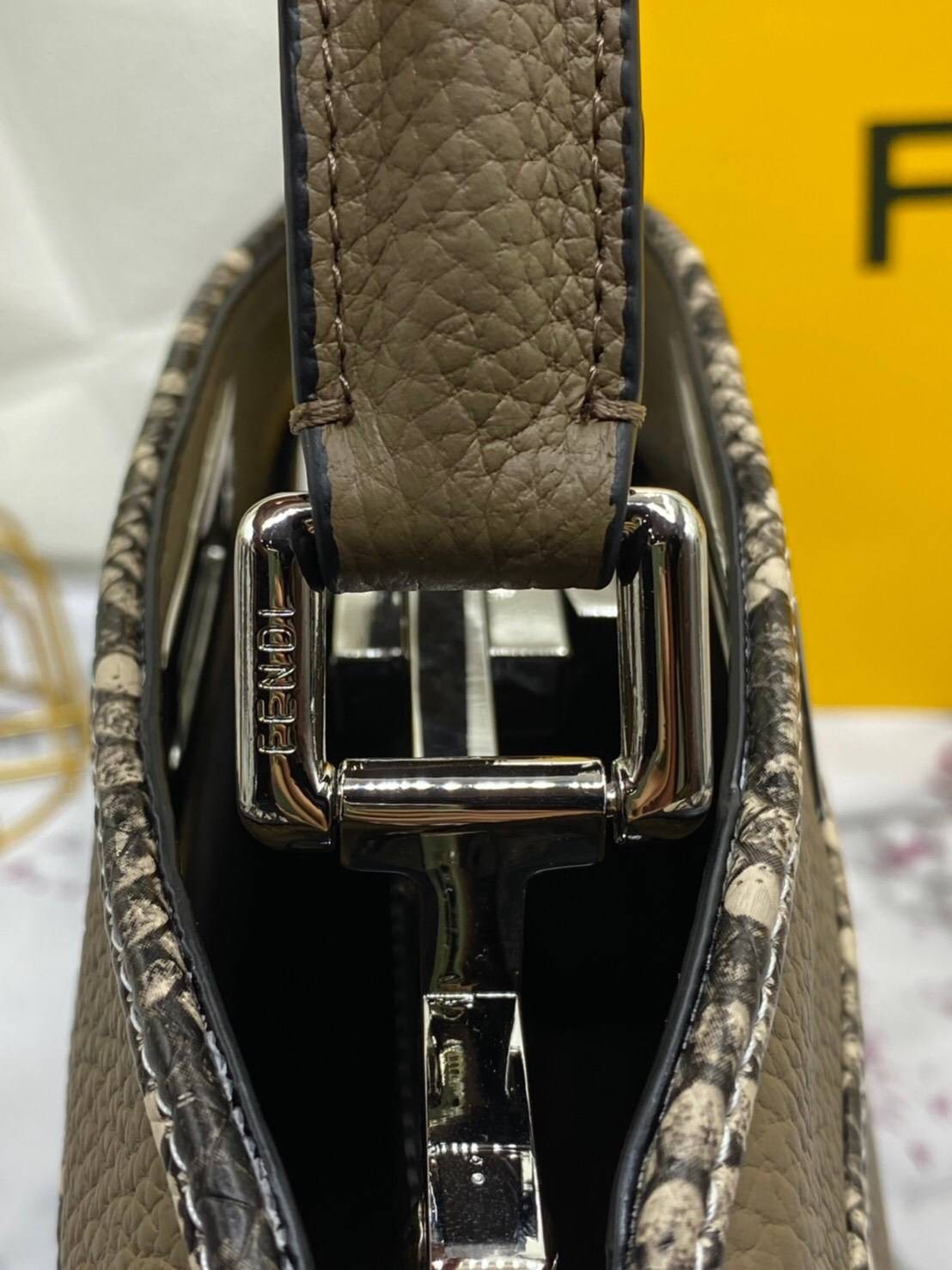 FENDI Capsule Collection Size 27cm กระเป๋าถือหรือสะพายข้างได้ หนังสวยมาก รูปแบบให้กลิ่นอายของความคลาสสิก หรูหรา มีคลาส การออกแบบที่โชว์ทั้งเอกลักษณ์ของแบรนด์และความมีสไตล์ ใช้งานง่าย จะถือหรือสะพายก็คล่องตัวทุกรูปแบบเลยค่ะ ใบจริงสวยมาก ไม่ควรพลาดด้วยประกา