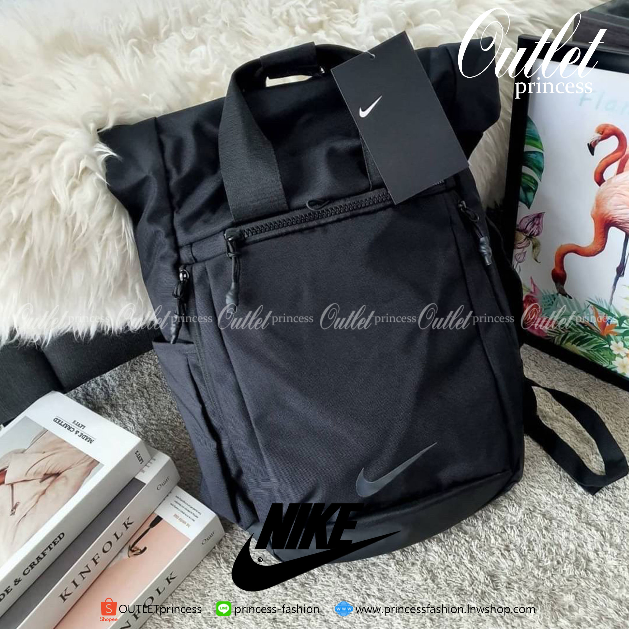 กระเป๋าเป้ใบใหญ่ Nike อะไหล่สีดำด้านหน้ามีโลโก้แบรนด์สีดำทั้งใบ ด้านหน้ามีช่องซิปใหญ่จุของได้เยอะมาก