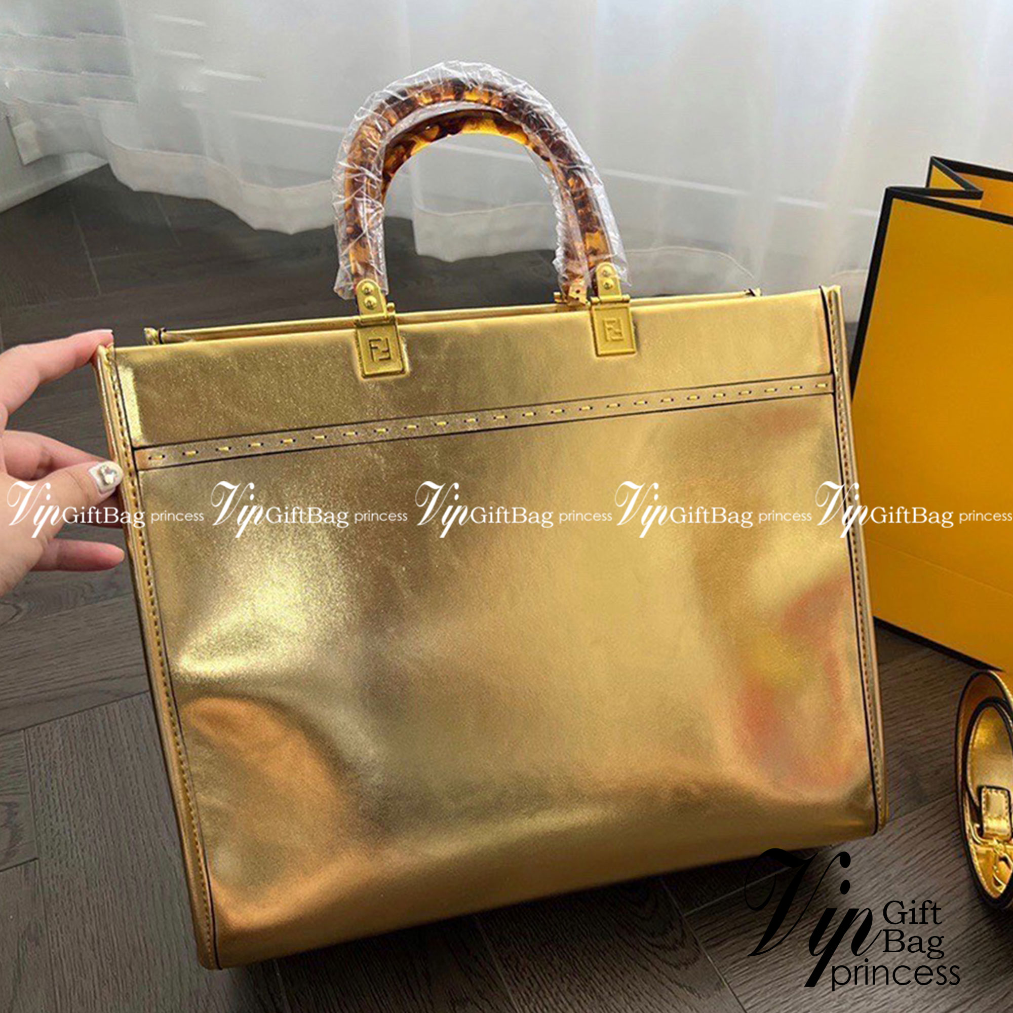 FENDI Sunshine Medium Leather Tote Metallic Gold / FENDI Shopping bag กระเป๋าสะพายทรง shopping สีทองสวยหรู ใบใหญ่ จุใจ!! ดีไซน์คลาสสิควินเทจ สวยหรู ภายในโล่งกว้างมากๆ ใส่ของจุสุดๆ