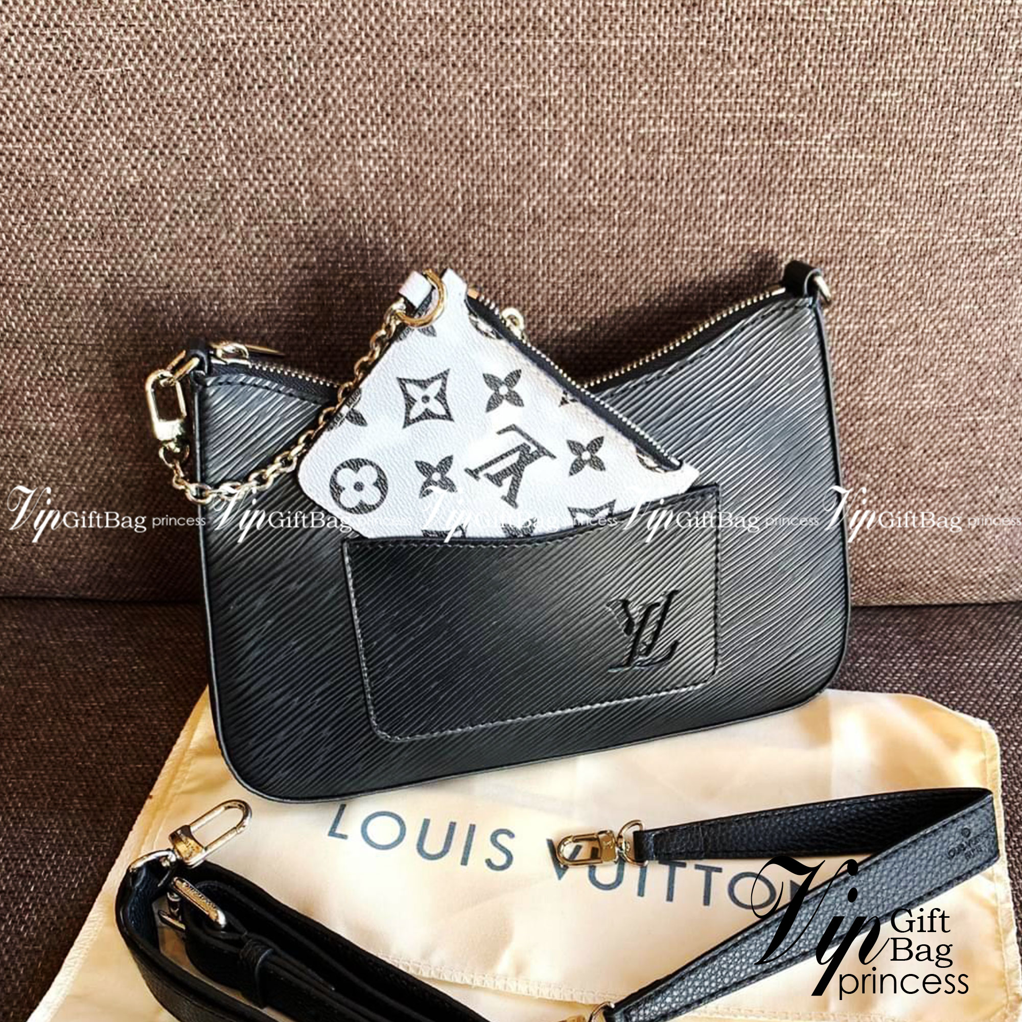VIP 🥂 LOUIS VUITTON MARELLR EPI LEATHER รุ่นนี้ลายหนังเป็นลายไม้ มีโลโก้แบรนด์แบบฉลุด้านหน้า มาพร้อมกระเป๋าใบลูกแบบซิปจัดเก็บได้ตรงช่องด้านหน้า สามารถถอดออกแยกใช้งานได้ต่างหากนะคะ เปิดปิดกระเป๋าแบบซิป ภายในโล่ง สามารถใส่กระเป๋าเงินใบยาวได้;ของจุกจ