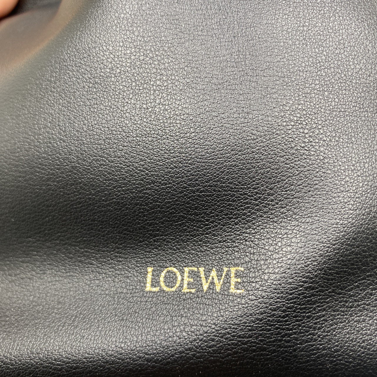 ORI หนังแท้ | LOEWE Mini Flamenco purse in mellow nappa leather / Loewe Bucket Bag กระเป๋าสะพายทรงบัคเก็ตไซส์มินิ หนังเรียบสวยหรู เรียบง่าย หนังแท้ผิวสัมผัสนุ่มมือ น้ำหนักเบาและนุ่มสบาย ดีไซน์จับจีบ เชือกผูกแบบปมโบราณ และสายโซ่รูปโดนัท