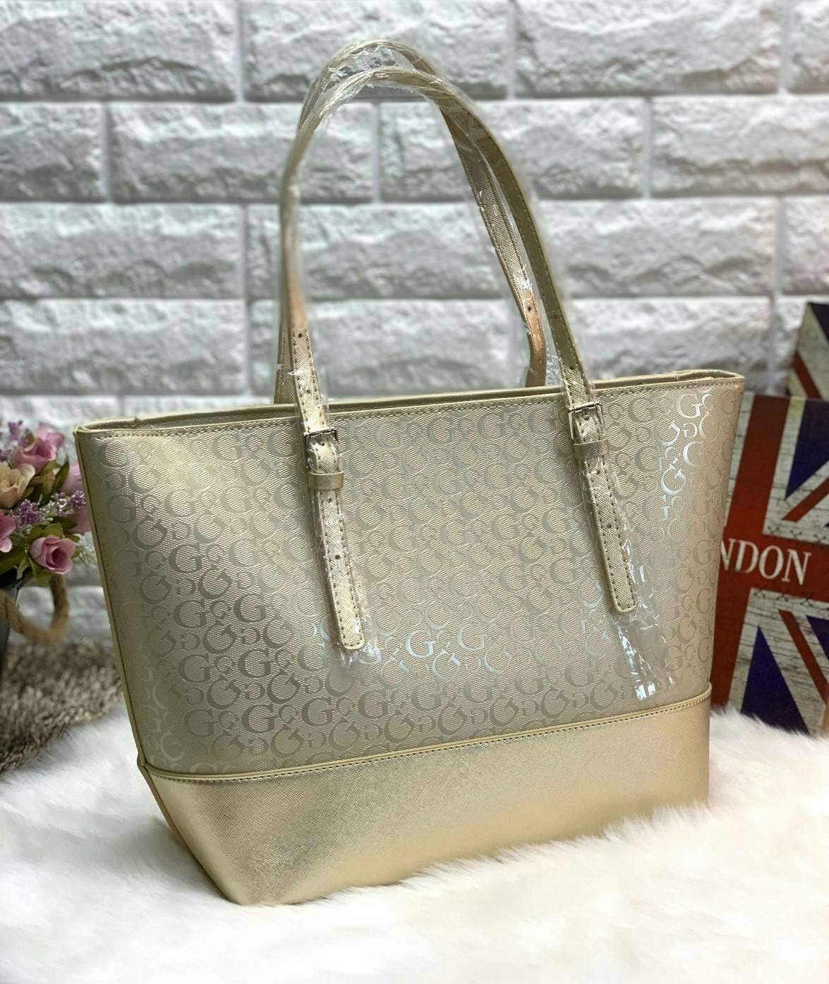 GUESS WOMEN LARGE TOTE BAG กระเป๋าถือ//สะพายไหล่ ทรง Tote ตัวกระเป๋าลายแบรนด์ทั้งใบ ผสมหนังซาฟเฟียโน่ตรงขอบล่างกระเป๋าค่ะ ด้านหน้าห้อยอะไหล่แบรนด์มาให้ เปิดปิดกระเป๋าแบบซิป ภายในโล่ง กว้าง ใส่ของได้จุค่ะ มีช่องซิปและช่องเล็กใส่ของจุกจิกนะค่ะ หูหิ้วสามารถป