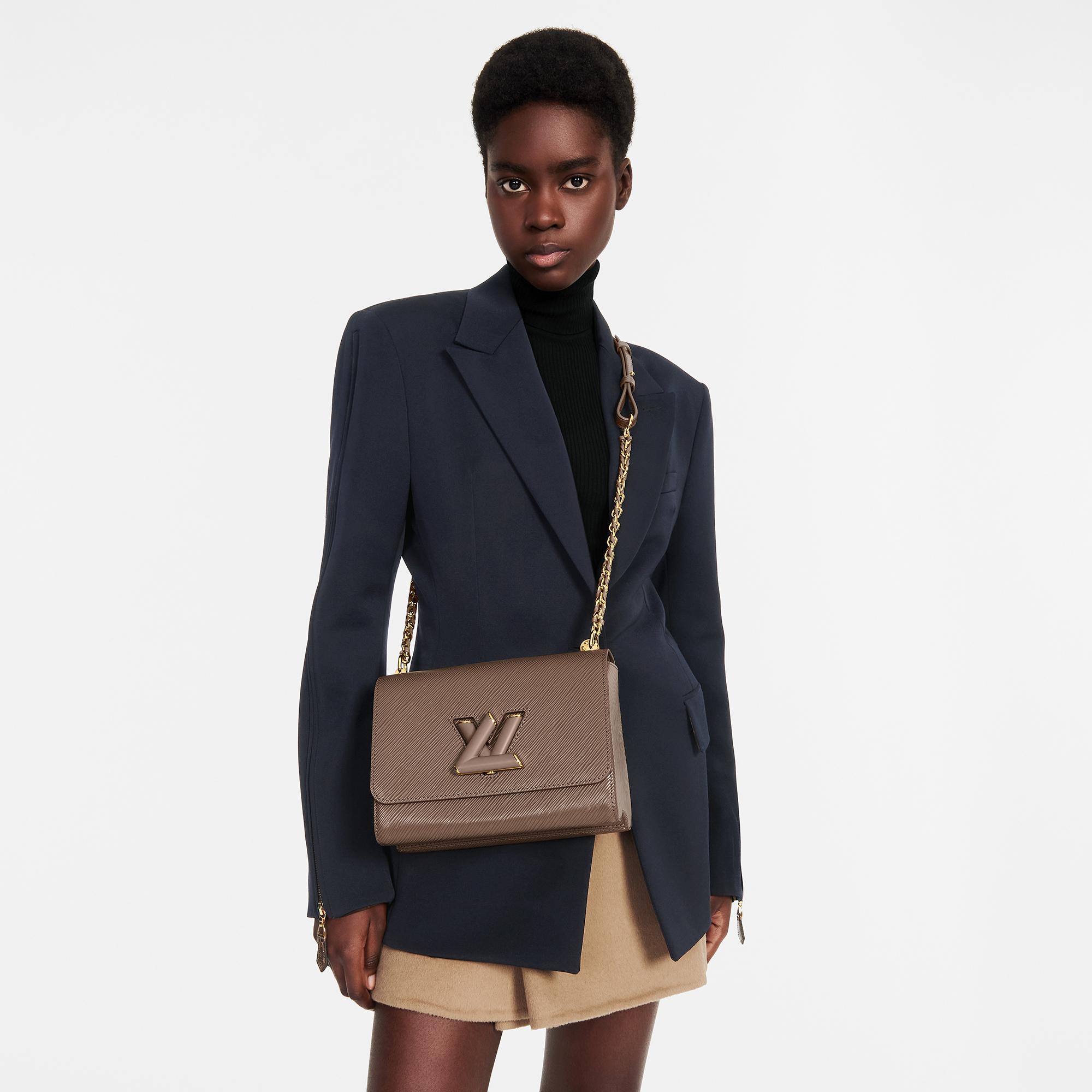 LOUIS VUITTON Twist Shoulder Bag MM / LV Twist MM ที่สุดของความสวยคลาสสิคย้อนยุค กระเป๋าสะพายที่มีลูกเล่น เพิ่มดีเทลให้น่าใช้งาน ด้วยสายสะพายแบบสปอร์ต ที่ปรับเปลี่ยนใช้ได้หลากหลาย วัสดุหนัง epi สวยคม ทนทาน ลวดลายเส้นไม้ แบบไม่มีใครซ้ำ เลิศๆไปอีกกับโลโก้สี