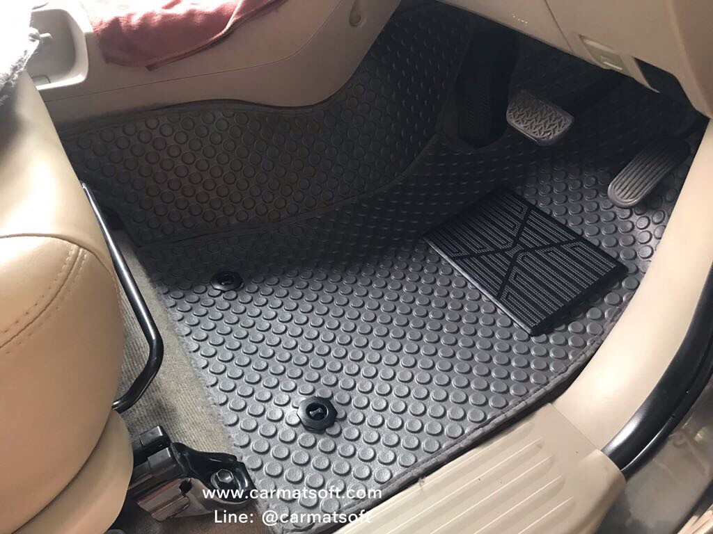 พรมปูพื้นรถยนต์TOYOTA INNOVA ปี2004-2015 พรมลายกระดุม สีเทา เต็มคัน