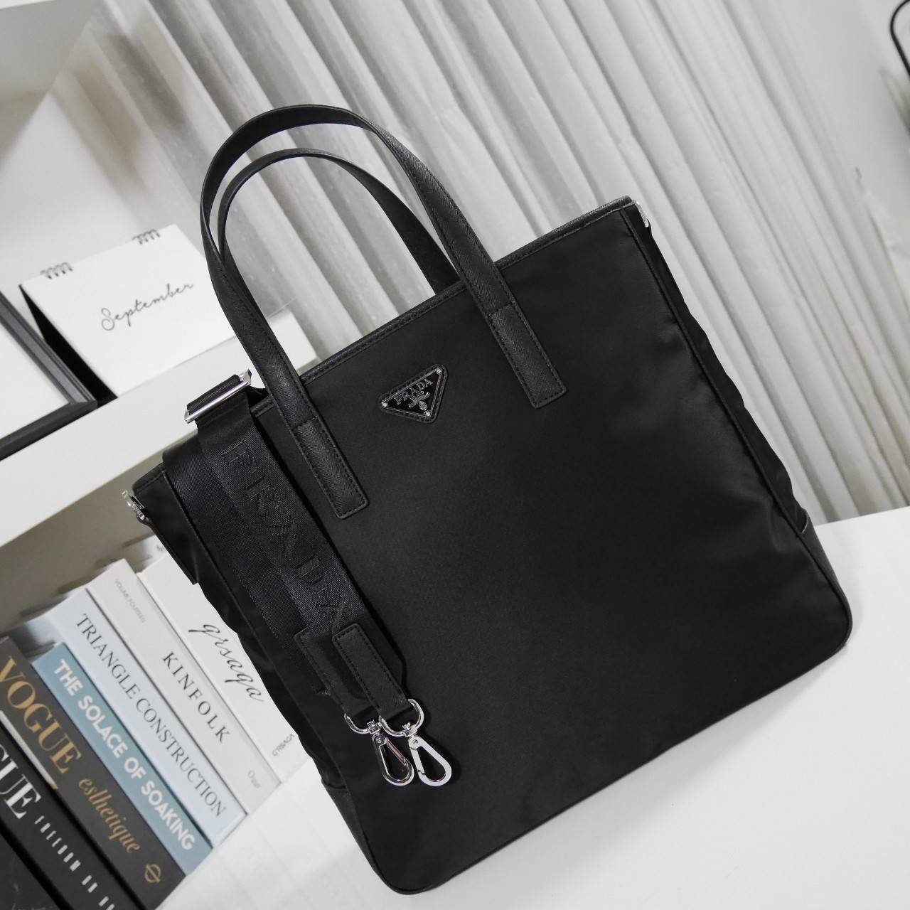 PRADA TOTE NYLON BAG งานใบใหญ่สำหรับคนชอบพกของเยอะมาแล้วค่า เป็นกระเป๋าผ้าไนล่อน ตั้งอยู่ทรงสวย หลงรักเลยคะ สะพายไหล่ได้ ถือก็สวยๆ ใช้แล้วสวยมากๆ