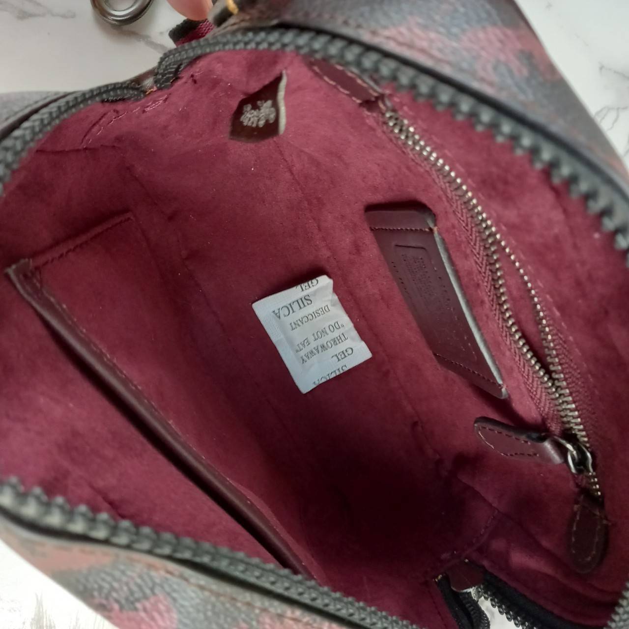 COACH Camera Bag 26, rainbow-red pattern COACH Camera Bag 16 With Horse And Carriage Print and Heart OXBLOOD (F79369 F88264) 🍁น่าใช้มากมาย รุ่นนี้มาพร้อมสายสปอร์ตใหญ่ ถอดเก็บได้ ปรับระดับได้ หนาแน่น ทนทาน จุของได้เยอะพอสมควร //วัสดุแคนวาส