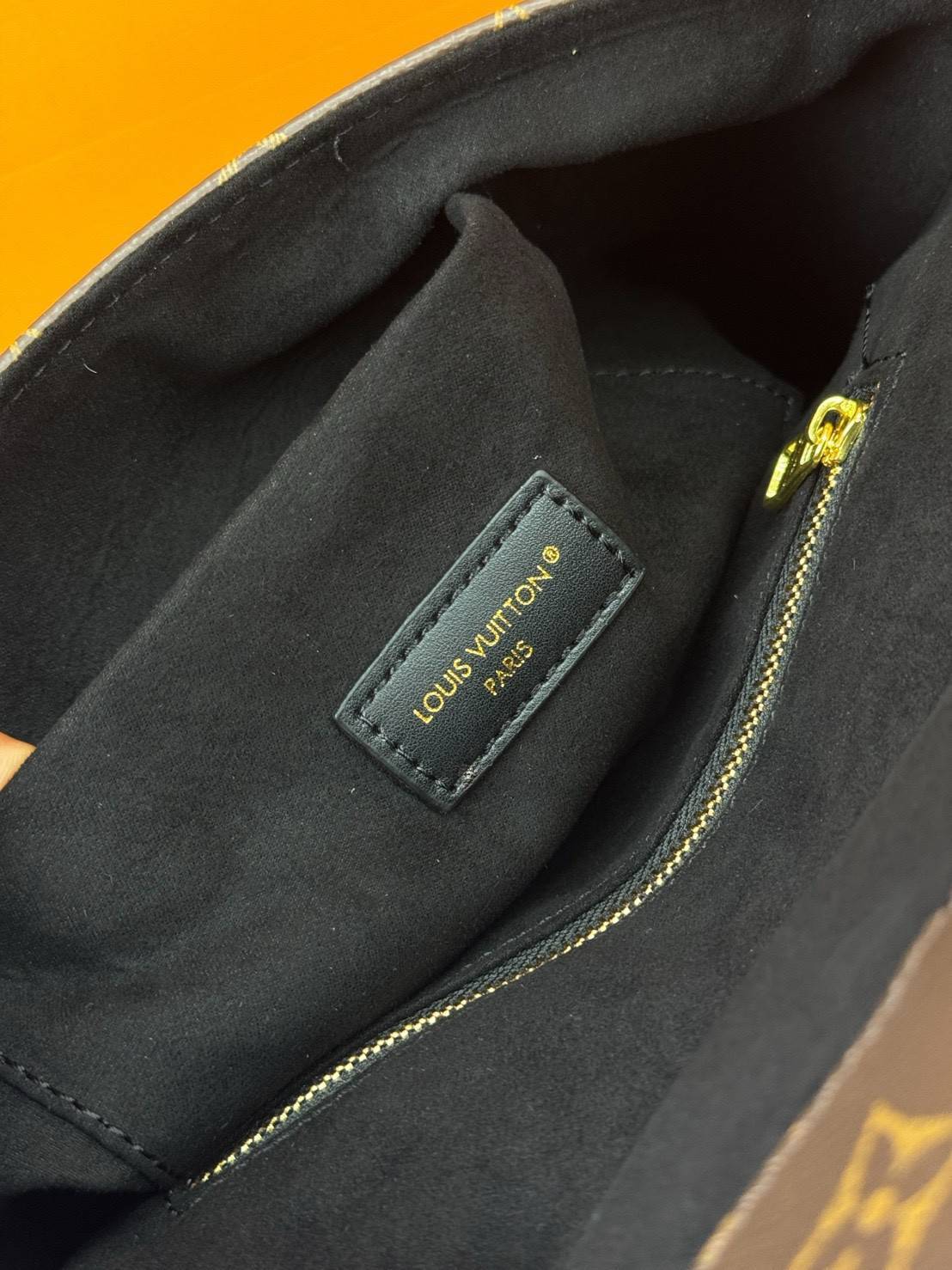 ORI หนังแท้ | LV Trunkie bag กระเป๋าสะพายรุ่นใหม่ ดีไซน์ร่วมสมัยโดดเด่นด้วยมุมโลหะ เฉลิมฉลองเอกลักษณ์ที่สืบทอดมาอย่างยาวนาน ผสานฟังก์ชันการใช้งานเข้ากับความหรูหรา Monogram แคนวาสตกแต่งหมุดสีทอง