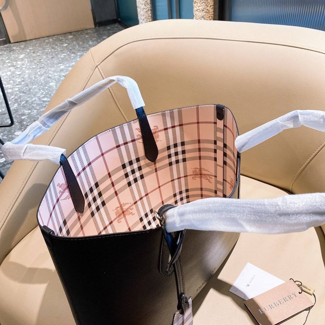 BURBERRY Leather Haymarket Check Medium Reversible Tote Bag กระเป๋าสะพายไหล่ทรงช้อปปิ้ง ทรงคลาสสิค ฮิตตลอดกาล ทรงสวยขนาดกำลังดี ตัวกระเป๋า วัสดุหนัง Pu ด้านหน้าติดโลโก้แบรนด์ ด้านในเป็นลายแรนด์ **สามารถใช้ได้ทั้ง2ฝั่ง ประดับด้วยป้ายแท็คหนัง ภายในช่องหลัก 