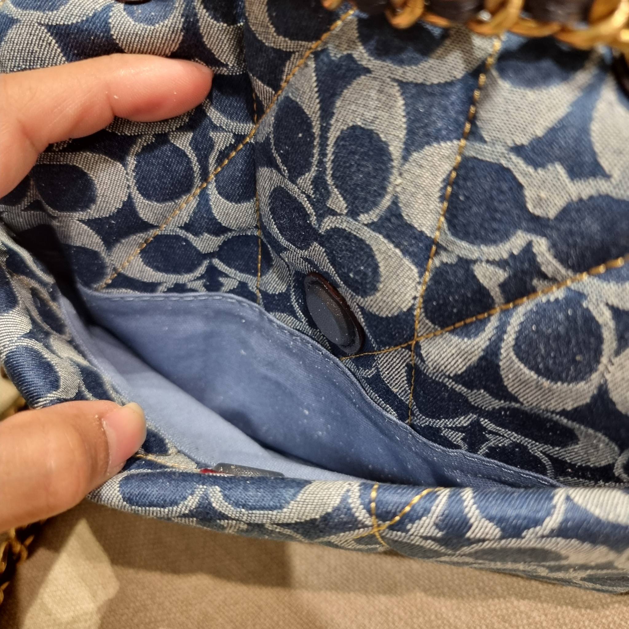 COACH CA104 PILLOW MADISON SHOULDER BAG IN SIGNATURE DENIM WITH QUILTING หรูหราที่หนึ่งต้องยกให้เลย กับไอเท็มนี้ กระเป๋าสะพายดีไซน์สุดล้ำ เดินเส้นสวยคม วัสดุผ้าเดนิม สวยเฉียบ ดูแพง เปิด-ปิดด้วยตัวบิดล็อค ใช้งานสะดวก ด้านหลังมีช่องเก็บของจุกจิกได้ ภายในแบ่