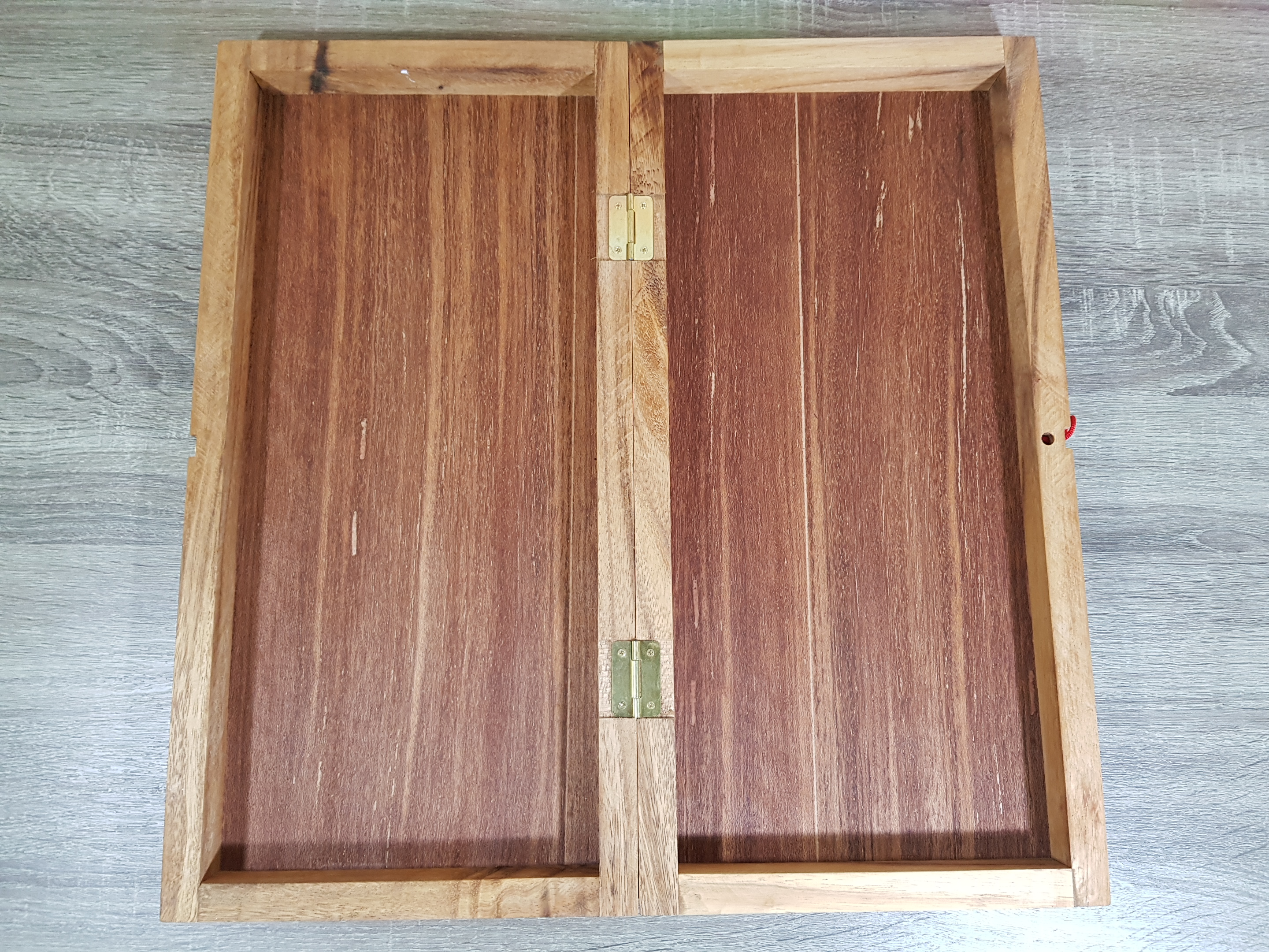 ชุุดหมากรุกสากลช่องสีขาวกระดานไม้พร้อมตัวหมากรุกสากลเรซิ่นมีน้ำหนัก