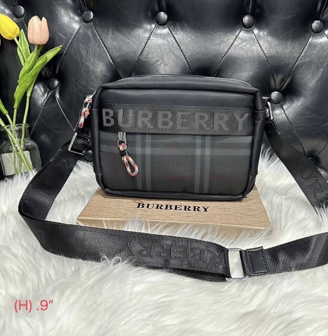 Burberry Positively Conscious logo crossbody bag / BURBERRY FRAGRANCES CROSSBODY BAG 9" วัสดุ Nylon Canvas ทรงเหลี่ยมน้ำหนักเบามีโลโก้แบรนด์คาดด้านหน้า
