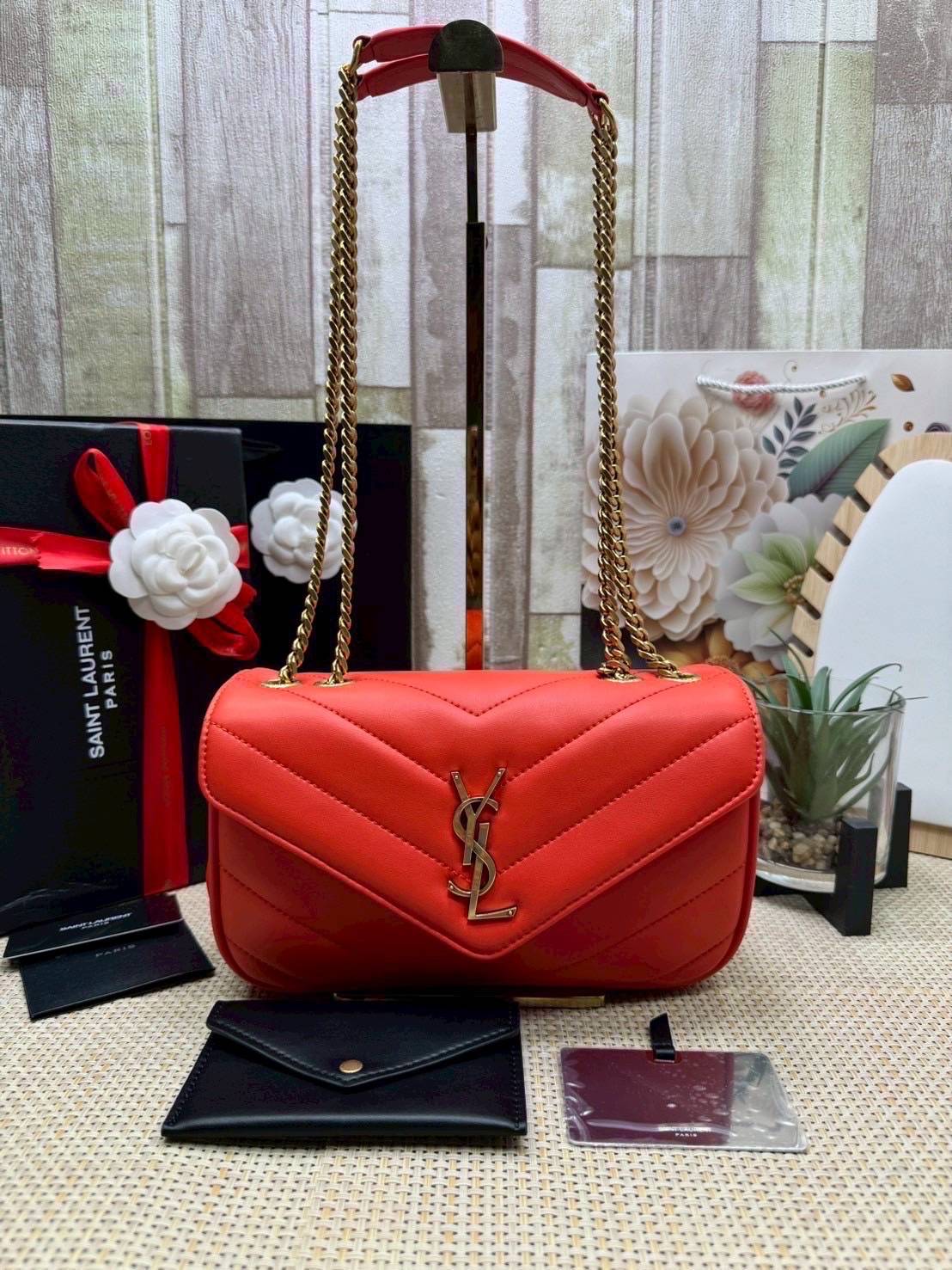 ORI หนังแท้ | YSL LOULOU small in MATELASSÉ กระเป๋าสะพายสายโซ่าีทองหรูหรา งานหนังแท้เนื้อนุ่มตะเข็บเย็บลายเชฟรอนสวยหรูโดดเด่นเป็นเอกลักษณ์ 🤍 เกรดออริจินอล หนังแท้