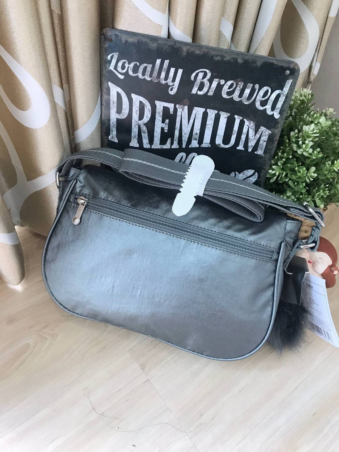 Kipling Basic Plus Earthbeat S Crossbody bag กระเป๋าสะพายทรงครอสบอดี้ สามารถสะพายได้ทั้งสายคู่และสายเดี่ยว มีดีเทลที่ฝาหน้ามีช่องซิปซ่อนทรงลึกและด้านหลังมีอีก1ช่อง ช่องหลักเปิดปิด2ชั้นด้วยกระดุมแม่เหล็กและซิปเดียวใช้งานง่าย ภายในใส่ได้ทั้งมินิไอแพค กระเป๋