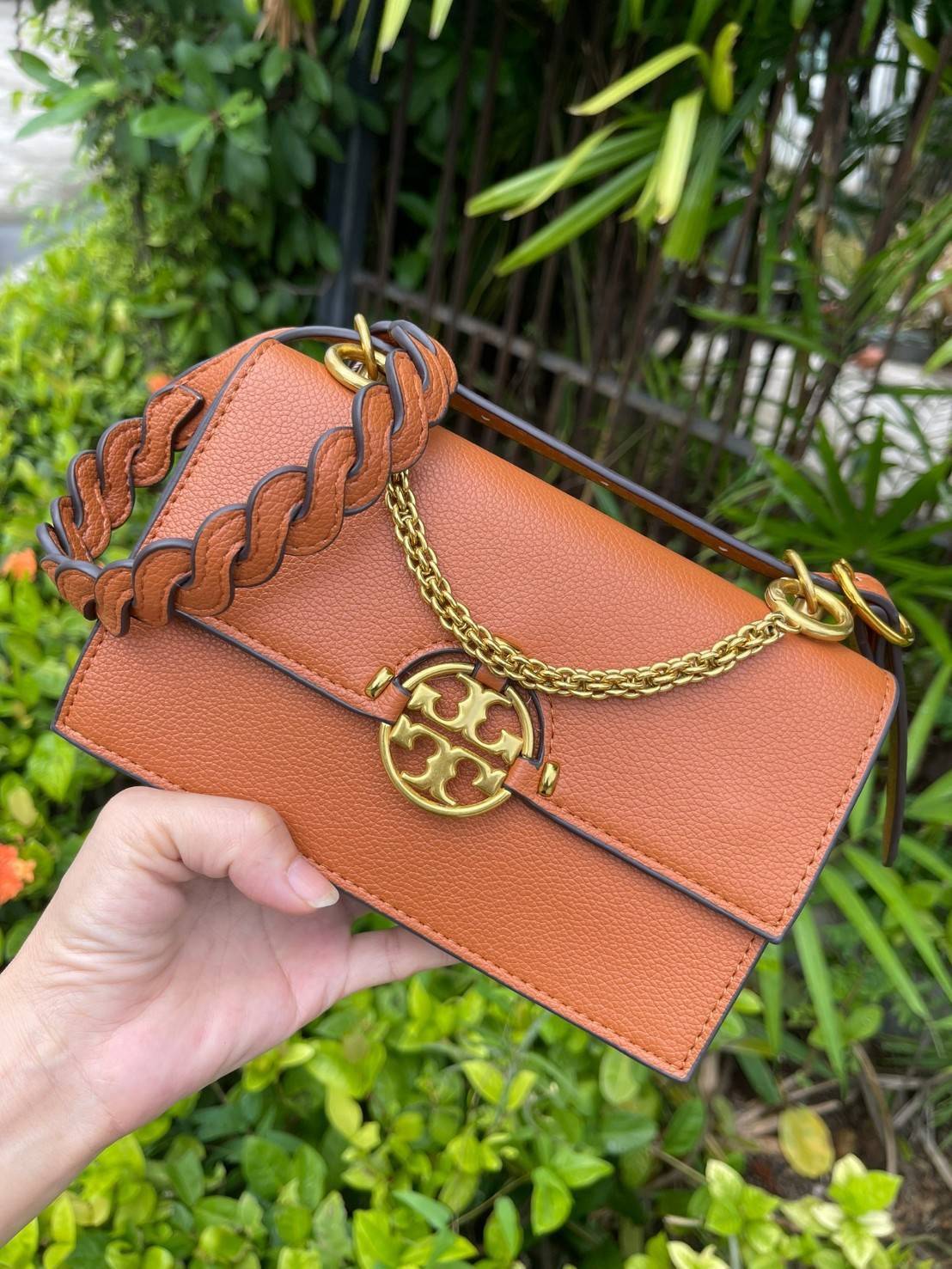 Tory burch miller mini bag หนึ่งในแบรนด์เนมยอดฮิตระดับโลกที่สายแฟชั่นตัวจริงต้องมีสักใบในตู้ เพราะเป็นแบรนด์ที่เหล่าบรรดาเซเลปและดาราใช้กันเยอะมาก รุ่นก็เป็นอีกหนึ่งใบที่คุ้มค่าคุ้มราคามากค่ะ ด้วยดีไซน์กึ่งทางการ กึ่งลำลอง จึงใช้งานได้หลายโอกาส แม้จะมีขนา