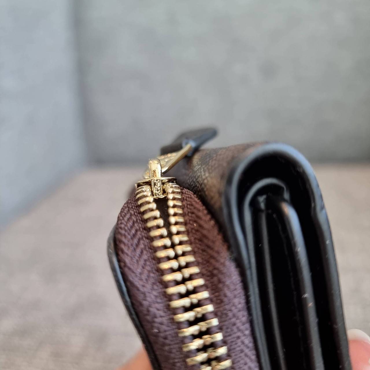 OUTLET 】COACH F41302 SMALL TRIFOLD WALLET IN SIGNATURE CANVAS สวยคลาสสิค พกพาง่าย ใบเล็กน่ารักน่าใช้ ต้องยกให้ใบนี้จ้า 💗💋 ตอบโจทย์คนชอบพกน้อยที่สุด!! กระเป๋าสตางค์ใบสั้นหนังแคนวาสเคลือบคุณภาพดี ภายในเป็นหนังแท้ ใส่บัตร ใส่ธนบัตรได้ทุกชนิด 