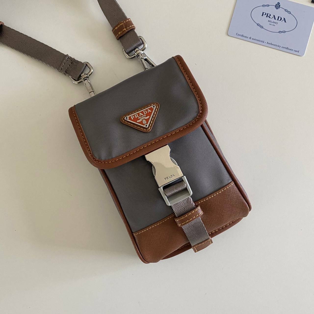 VIP Prada crossbody nylon bag PRADA Re-Nylon and Saffiano leather smartphone case พร้อมส่ง สีเข้าใหม่ เป็นรุ่นที่ถามหากันเยอะมากๆ งานสวยมาก ทำจากผ้าnylonพิเศษ สลับหนังแท้ ใช้ได้ทั้งชาย-หญิง จะ Cross body คาดเอว หรือคล้องกับหูกางเกงชิคๆ ก็เท่มากเลยค่าา งาน