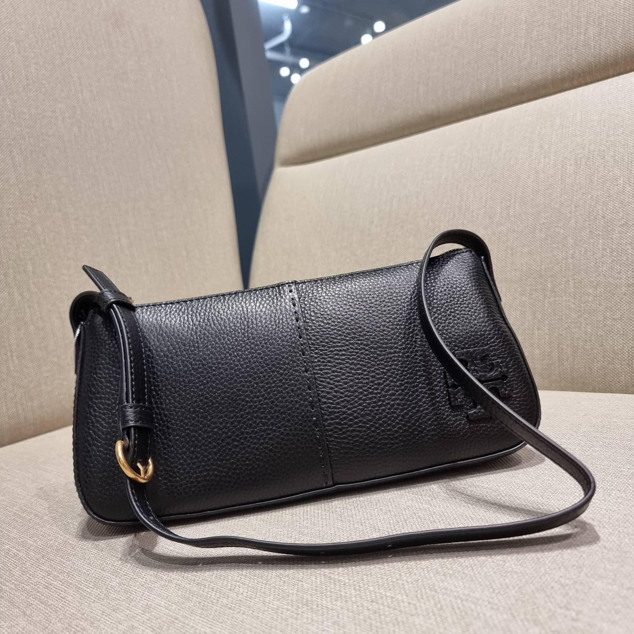 TORY BURCH MCGRAW WEDGE กระเป๋าสะพายไหล่ ทรงสวยไม่ซ้ำ ไม่เกร่อ!! สะดวกใช้งาน ดีไซน์เรียบแต่แฝงความหรู และคลาสสิคในตัว วัสดุหนังลูกวัว สัมผัสดี สวยคม เปิด-ปิดด้วยซิป ภายในเป็นช่องโล่ง มีช่องย่อยเก็บบัตร มาพร้อมสายสะพายในตัว ปรับได้อีกเล็กน้อย ไอเท็มนี้เหมา