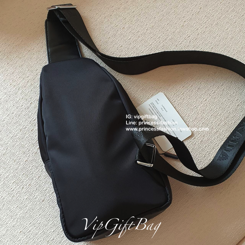 มาใหม่อีกหนึ่งรุ่น Prada เหมาะกับท่านชาย กับกระเป๋าคาดอก ทรงสวย ทรงฮิต วัสดุผ้า NYLON คุณภาพดี กันน้ำ100% ใส่ของได้หลากหลาย ตัวกระเป๋าอะไหล่สีเงิน มาพร้อมซิปด้านหน้ากระเป๋า ใส่ของได้หลากหลาย เพิ่มลุคเท่ในวันชิลๆให้กับคุ ผู้ชายที่สุด จะซื้อใช้เองหรือเป็นขอ