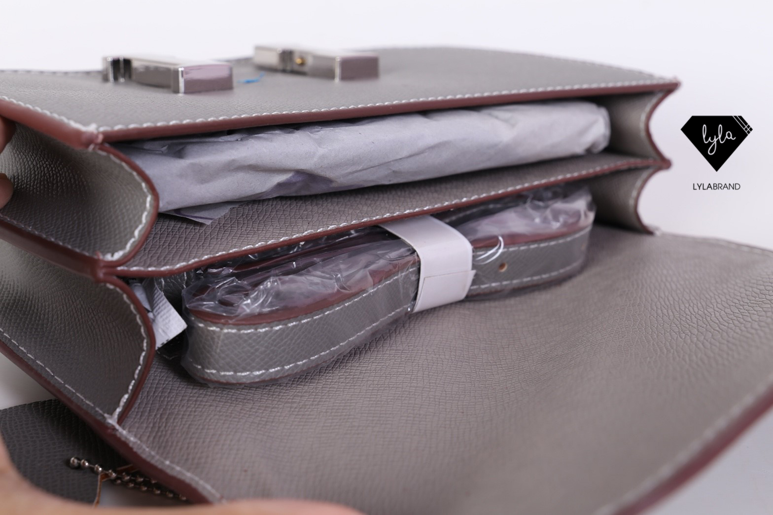 LYLABRAND🔔 Constance Size 23 Cm / Epsom ✨PU top premium นะคะ หนังดีเลอค่าน่าสอยมากกก บอกคำเดียวเลยว่าเด็ดสุด !! เหมือนหนังแท้เบอสุดค่ะคูณผู้หญิง ลูกค้าเก่าน่าจะทราบกันดีอยู่แล้วว่าคุณภาพของร้านนี้ต้องมาเป็นอันดับหนึ่งเท่านั้น อิอิ มีสายยาวส