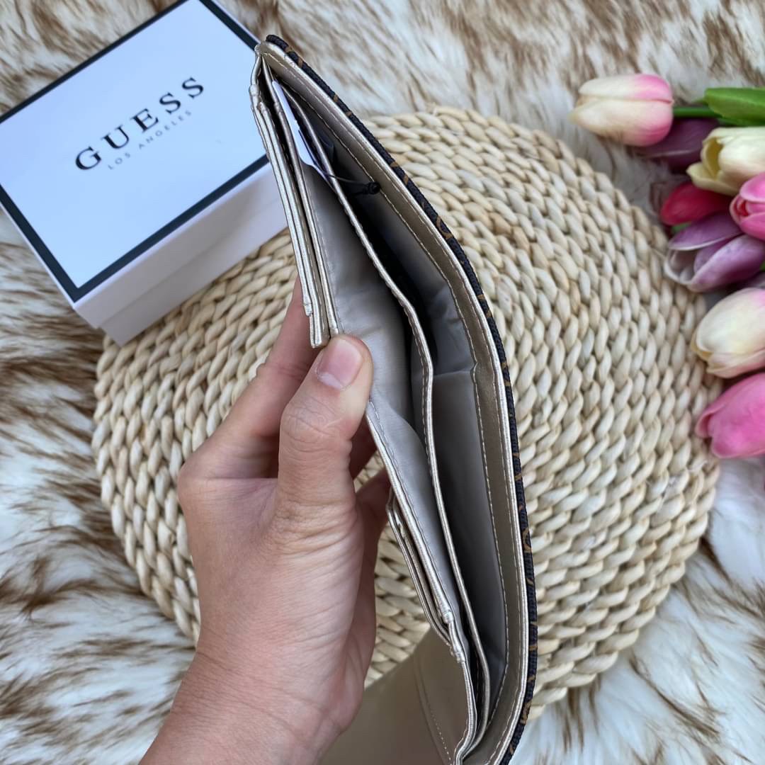 Guess wallet กระเป๋าสตางค์ใบสั้นซิปรอบทั้งใบ หนังลายแบรนด์ทั้งใบด้านหน้าติดโลหะโลโก้แบรนด์ หนังดีงามมาก