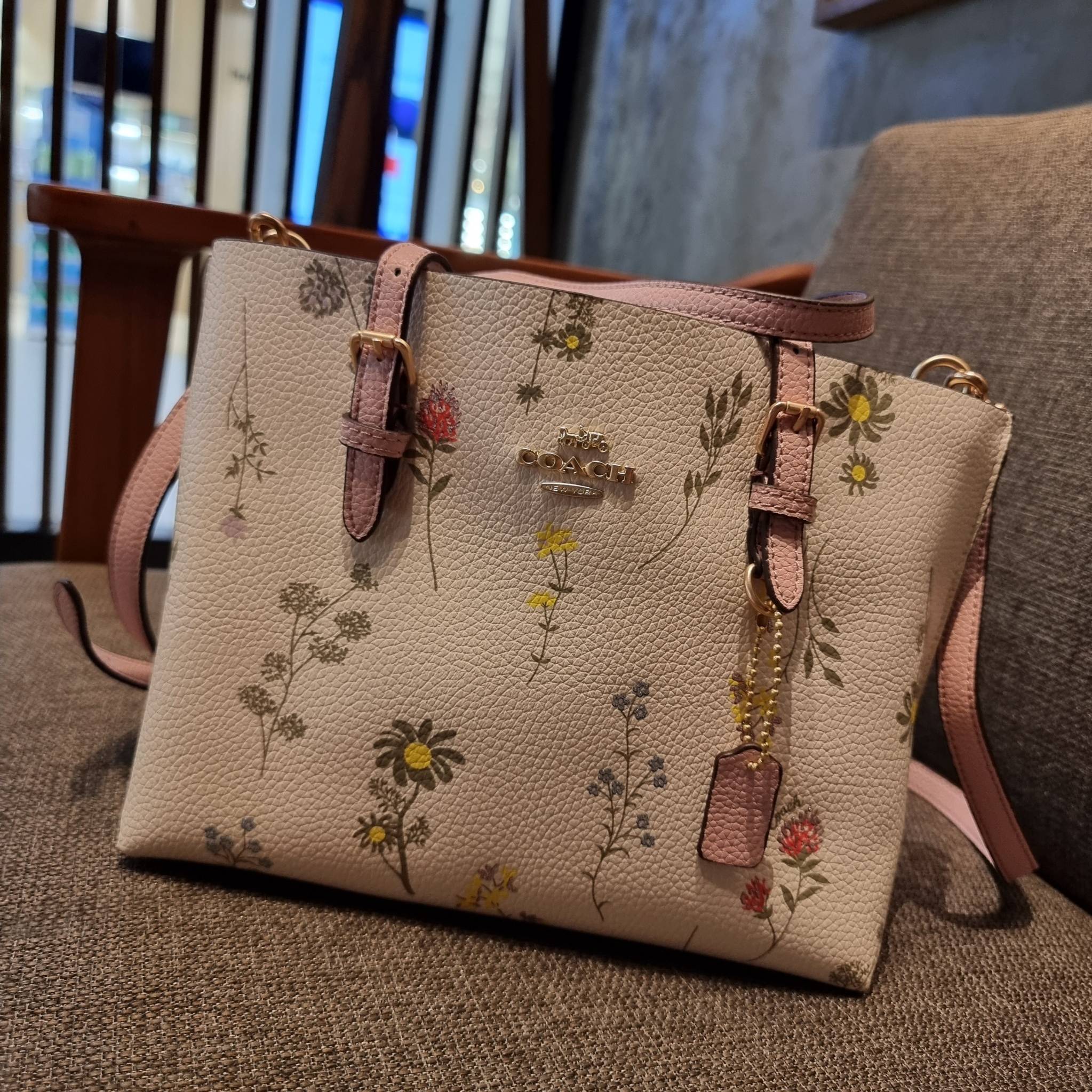 COACH C4084 MOLLIE TOTE 25 WITH SPACED WILDFLOWER PRINT ดีไซน์ใหม่ล่าสุด กระเป๋าโท้ทไซส์เล็กที่สาวๆต่างก็ต้องปักใจรัก รอบนี้น้องถูกเติมแต่งลวดลายดอกไม้ เพิ่มดีเทลความน่าใช้ไปอีก วัสดุหนัง pepble เรียบหรูดูดีม้าก!! ภายในโล่งกว้าง มีช่องซิปกลางใส่ของได้ ขนา
