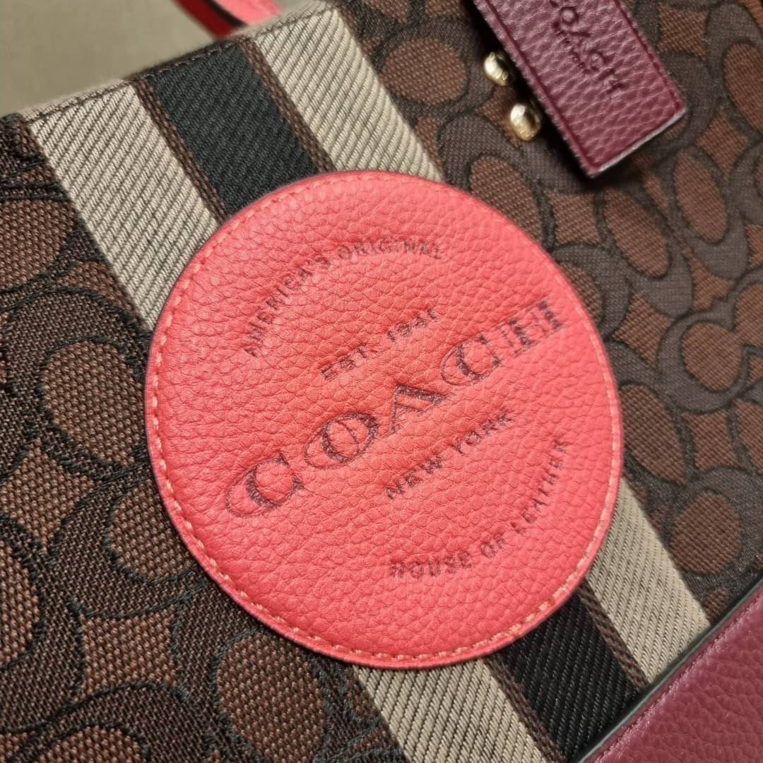 ใบใหญ่ COACH 4113 DEMPSEY CARRYALL IN SIGNATURE JACQUARD WITH STRIPE AND COACH PATCH ใบใหญ่ จุใจ คอลเลคชั่นใหม่ สีที่สาวๆรอคอย สวยคม ละมุนและมีความหรูในตัว กับกระเป๋าทรงโท้ท ไซส์ใหญ่ที่สามารถจุของได้แบบไม่ต้องกังวล ฟังก์ชั่นการใช้งานสะดวกที่สุด มีทั้งสายค