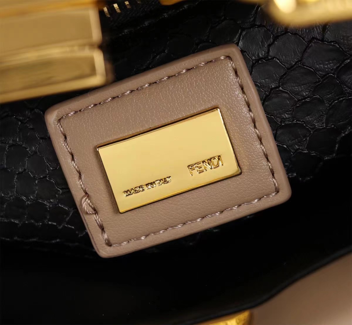 พร้อมส่ง 3 สี FENDI Peekaboo Monster กระเป๋าถือหรือสะพายรูปลักษณ์สวยงามทันสมัย 🧡 เกรดออริจินอล 1:1 สลับแท้ ใช้งานต่างประเทศได้