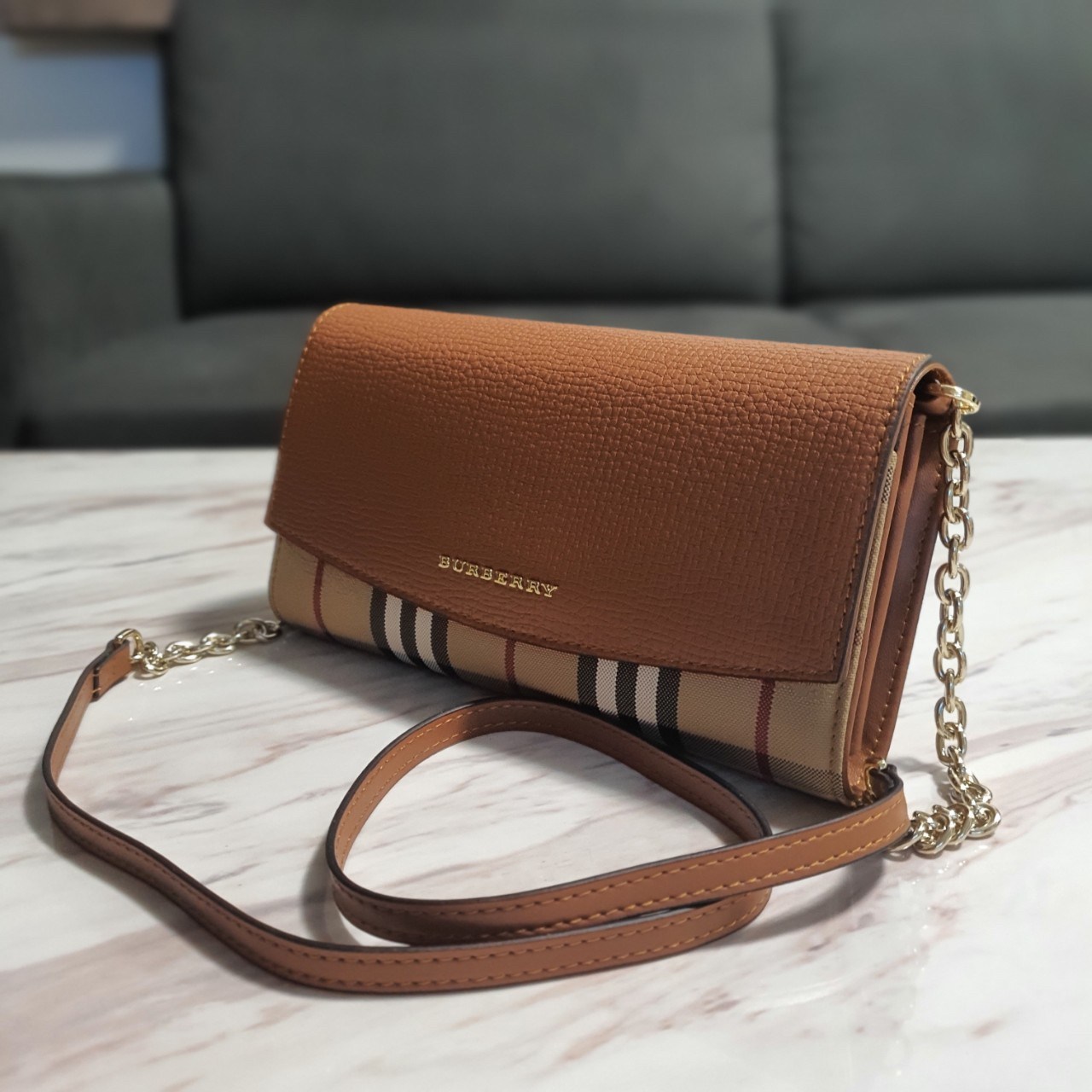 พรีเมี่ยมกิ๊ฟแท้ 100% 】BURBERRY CROSSBODY BAG กระเป๋าสะพายพรีเมี่ยมกิ๊ฟรุ่นใหม่ล่าสุด Limited จาก BURBERRY Perfume DutyFree วัสดุทำจากหนังสลับผ้าลายแบรนด์ เปิดปิดด้วยกระดุมแม่เหล็ก