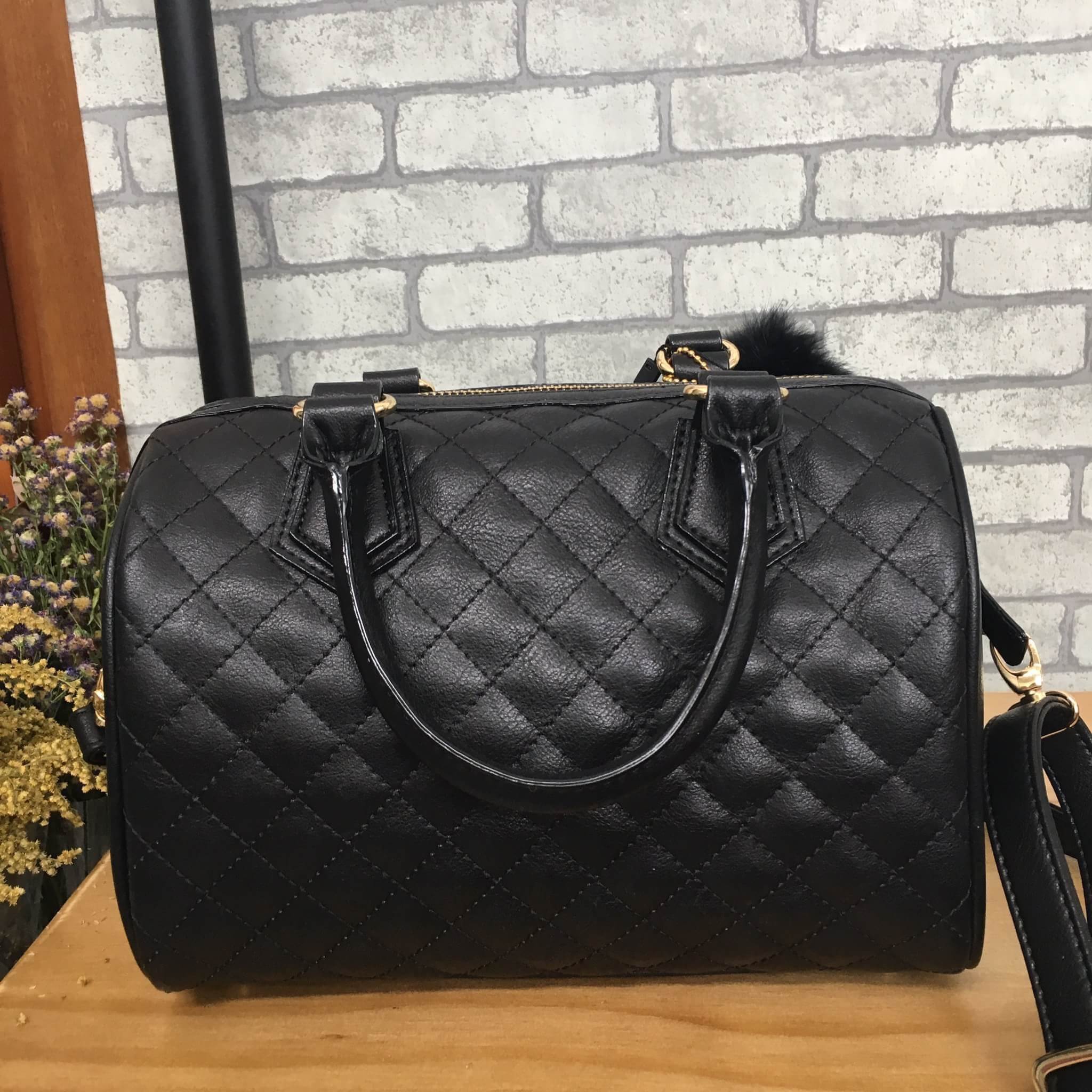 รุ่นใหม่ล่าสุด ขนาด มินิ หนังแกะสวยมากคะ สีเข้าใหม่ >> สี classy black รุ่น KEEP quited leather Pillow bag สวย น่ารัก ขนาดตอบทุกโจทย์การใช้งาน เห็นแล้ว #หลงรักเลยคะ ตัวกระเป๋าขนาดกำลังดี จุของคุ้ม หนังแกะ สวยมาก ดูแลรักษาง่าย #ตกแต่งด้วยพวงกุญแจปอมๆ