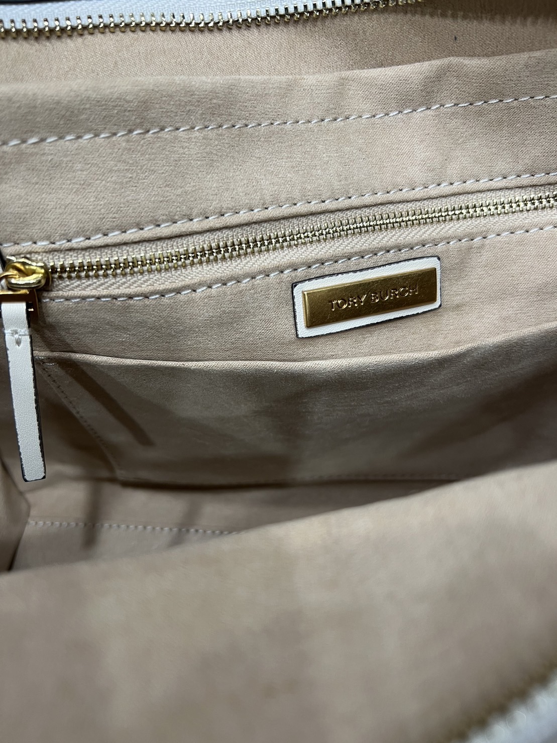 Tory Burch Small T Monogram Tote / TORY BURCH Shopper Tote Bag 32cm ใบใหญ่ กระเป๋าทรงโท้ท รุ่นใหม่ Square Tote ตกแต่งขอบด้วยหนังหรู มาพร้อมช่องเก็บของที่จุของได้มากมาย และสายจับกระเป๋าที่สามารถสะพายขึ้นไหล่ เหมาะสำหรับการใช้งานหลากหลายรูปแบบ รังสรรค์ลงบนก