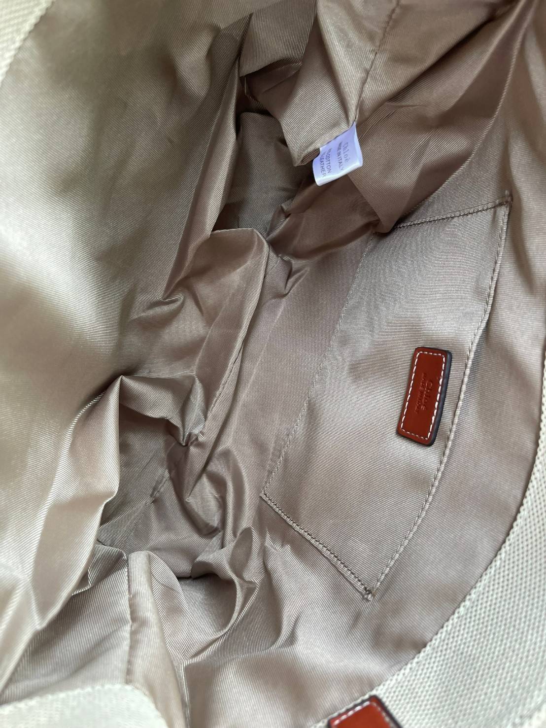 CHLOÉ Woody large leather-trimmed cotton-canvas tote กระเป๋าแบรนด์ดังจากสัญชาติฝรั่งเศส เป็นที่ชื่นชอบของเซเลบริตี โคลเอ้รุ่นนี้เป็นสไตล์วินเทจ เรียบหรูและดูดี ออกแบบมาเพื่อการใช้งานที่ง่ายแสนง่าย และยังจุของได้ไม่น้อยเลยทีเดียว เพิ่มความมีเสน่ห์และแข็งแร