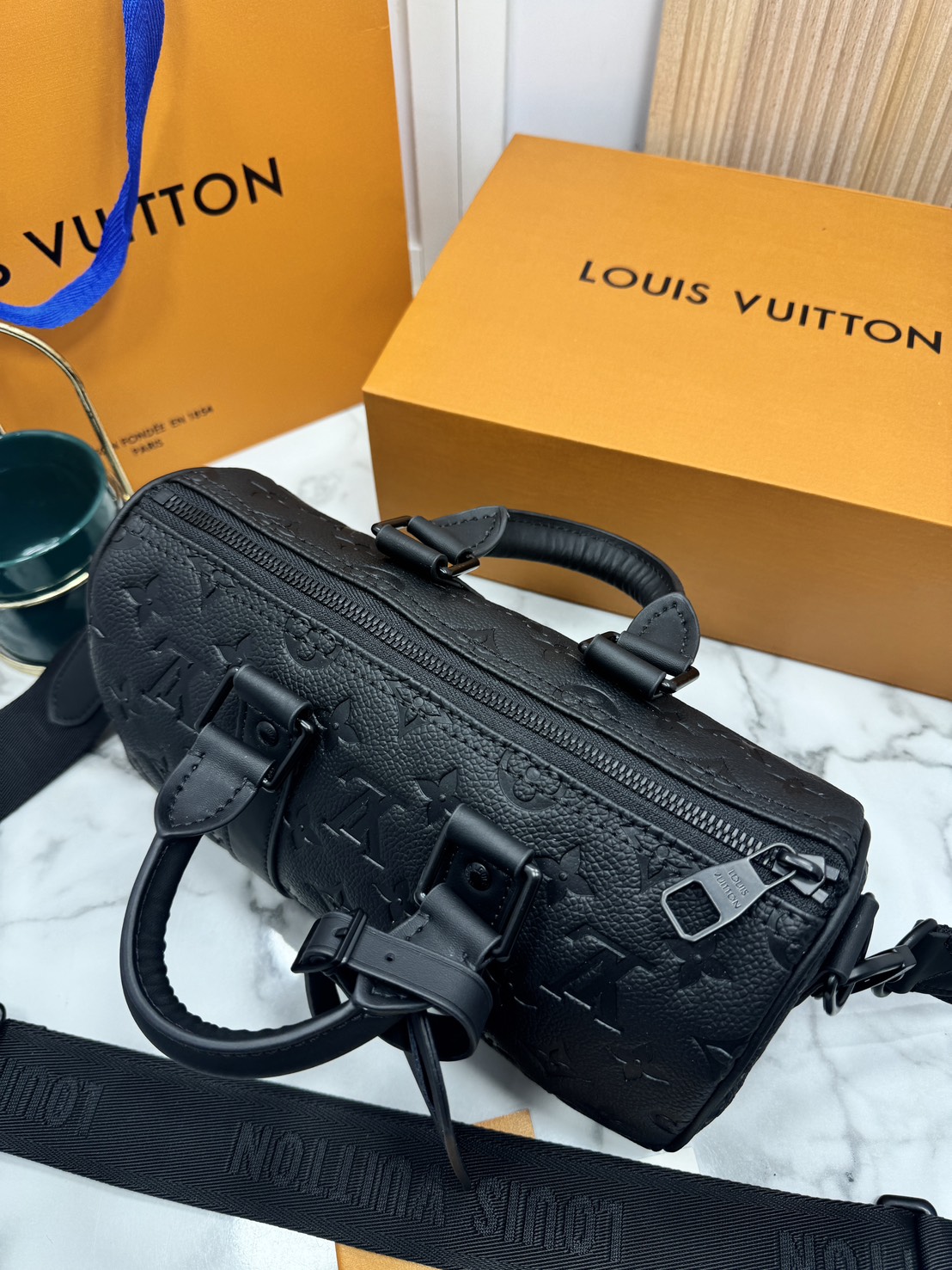 TOP ORI หนังแท้ | LV Keepall Bandoulière 25 กระเป๋าสะพายทรงหมอนสุดไอคอนิก หนังแท้ Taurillon ลายเกรน ฉลุลายโมโนแกรมสวยหรูคลาสสิก โทนสีหรูหราเข้ากันอย่างลงตัว
