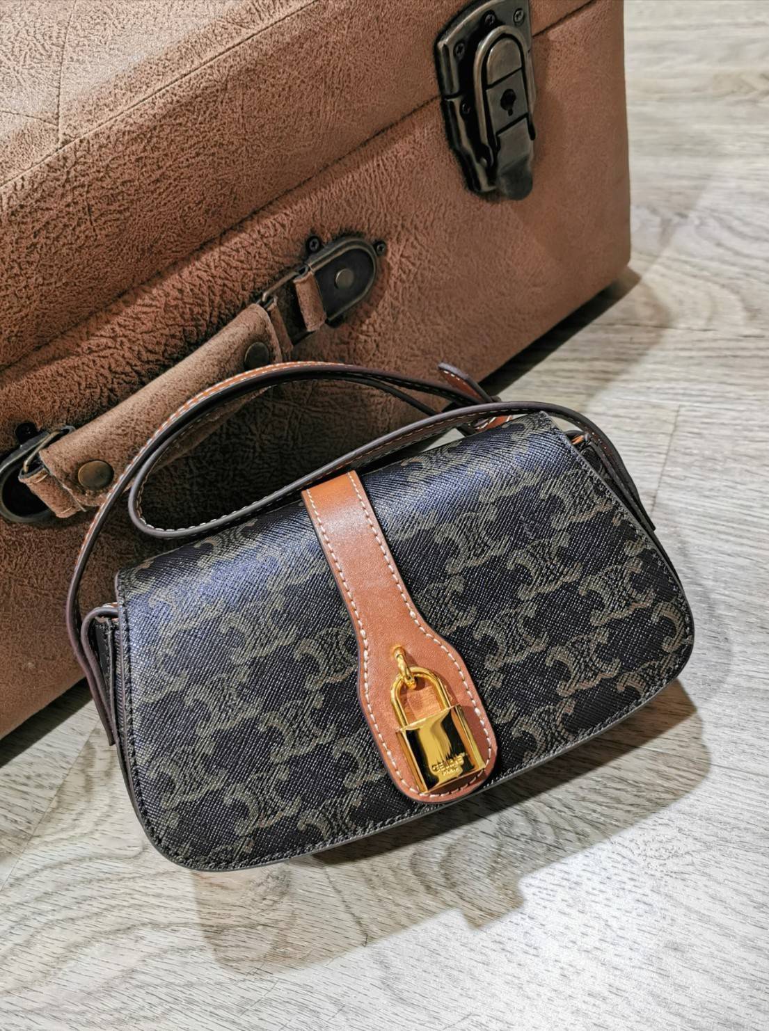 CELINE MINI CROSSBODY BAG VIP GIFT WITH PURCHASE (GWP) กระเป๋าพรีเมี่ยมกิ๊ฟ Limited Edition จาก CELINE PARFUME DUTYFREE COUNTER วัสดุ TRIOMPHE CANVAS ดีไซน์สุดคลาสสิคเปิดปิดด้วยฝาปิดแม่เหล็ก ด้านหน้าตกแต่งด้วยแม่กุญเเจแบรนด์สามารถใช้งานจริงได้ ภายในโล่งมี