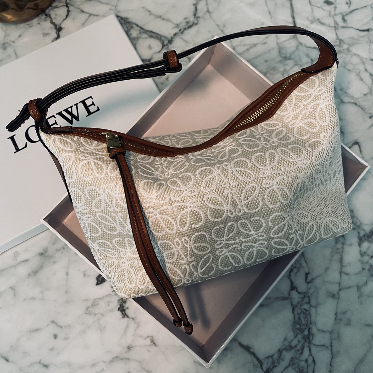 LOEWE Cubi Small Logo Canvas Top Handle Bag กระเป๋าทรงสวยดีไซน์ยอดฮิตประจำปีเลย! ปักโลโก้แบรนด์บนผ้าทั้งใบเป็นเอกลักษณ์ หูจับปรับได้ สวยหรูวินเทจ