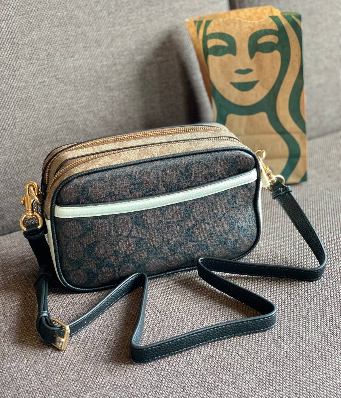 ใครที่รออยู่ห้ามพลาดเลยจร้าา! COACH JES CROSSBODY IN BLOCKED SIGNATURE CANVAS ((1767)) พร้อมส่งอีกครั้ง สินค้าขายดี กระเป๋าสะพายครอสบอดี้ร์หรือสะพายข้างได้ หนังแท้อย่างดีค่ะ 🔺สีหนังของรุ่นนี้ผสมกันได้ลงตัวดูดีมากๆทีเดียวค่ะ กระเป๋าแบบ2ช่องซิป ภายใ