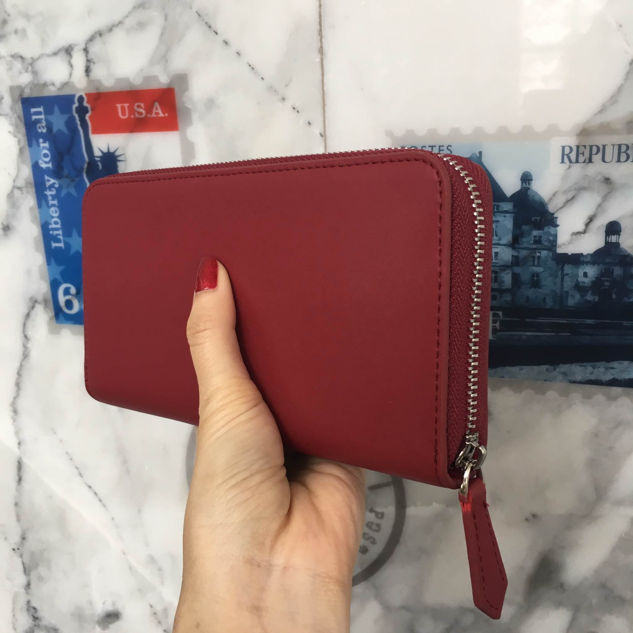 รุ่นฮิต !!!! กระเป๋าสตางค์ ทรงยาว แบบ ซิปรอบ KEEP • Fasty zipper • กระเป๋าสตางค์ทรงยาว หนังวัวแท้ซิปรอบ ใบนี้ ใช้แล้วดีแน่นอนค๊า 🤑🤑 ตามหลัก โหราศาสตร์ กันเงินออก เก็บเงินอยู่แน่นอนค๊า ขนาดกำลังดีใส่มือถือได้ทุกรุ่นคะ ช่องภายในหลายช่องมากคะ