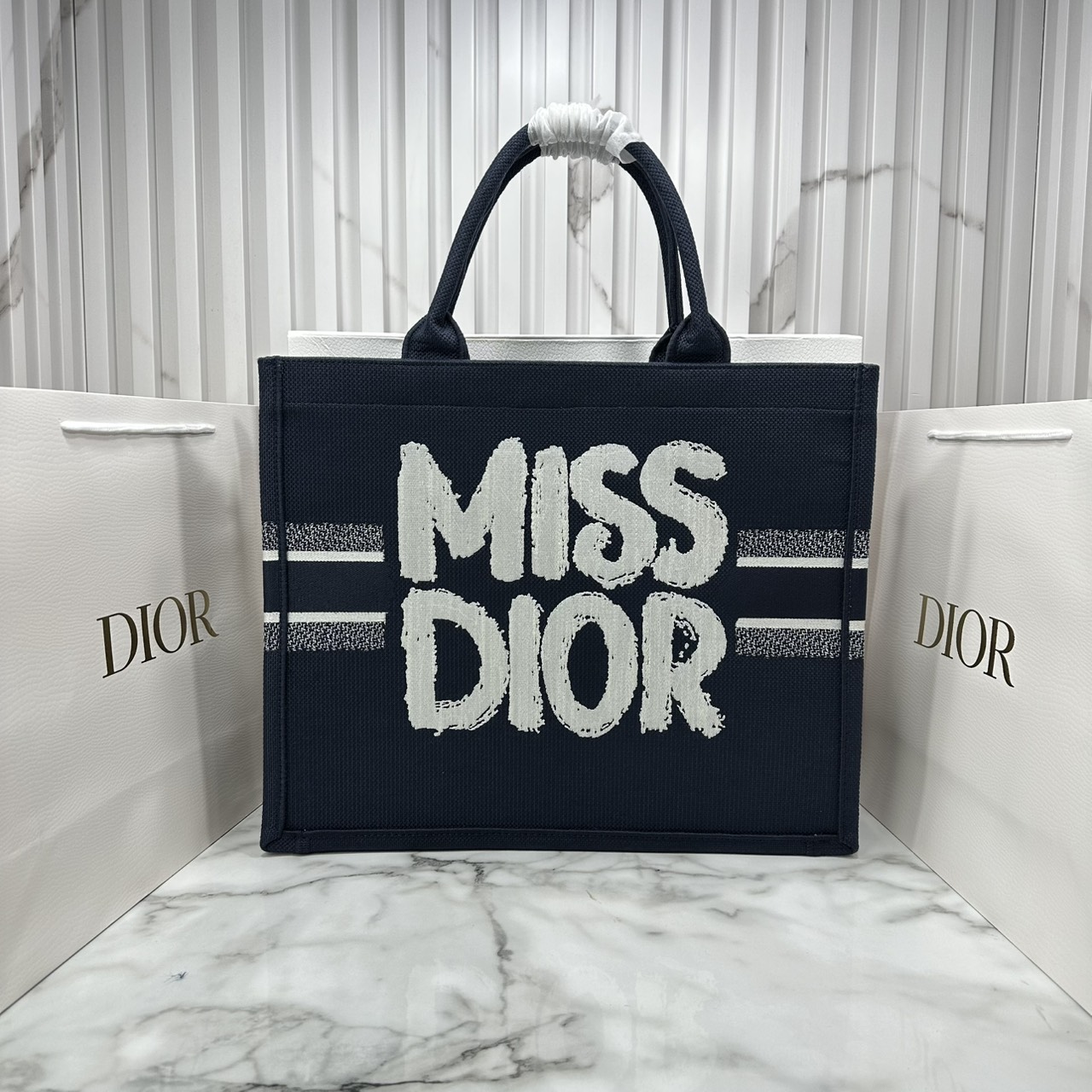 ORI หนังแท้ | Dior BookTote Blue Miss Dior Embroidery Tote Bag กระเป๋าทรงโท้ทคอลใหม่ โทนดำคลาสสิก สวยงามและหรูหรา